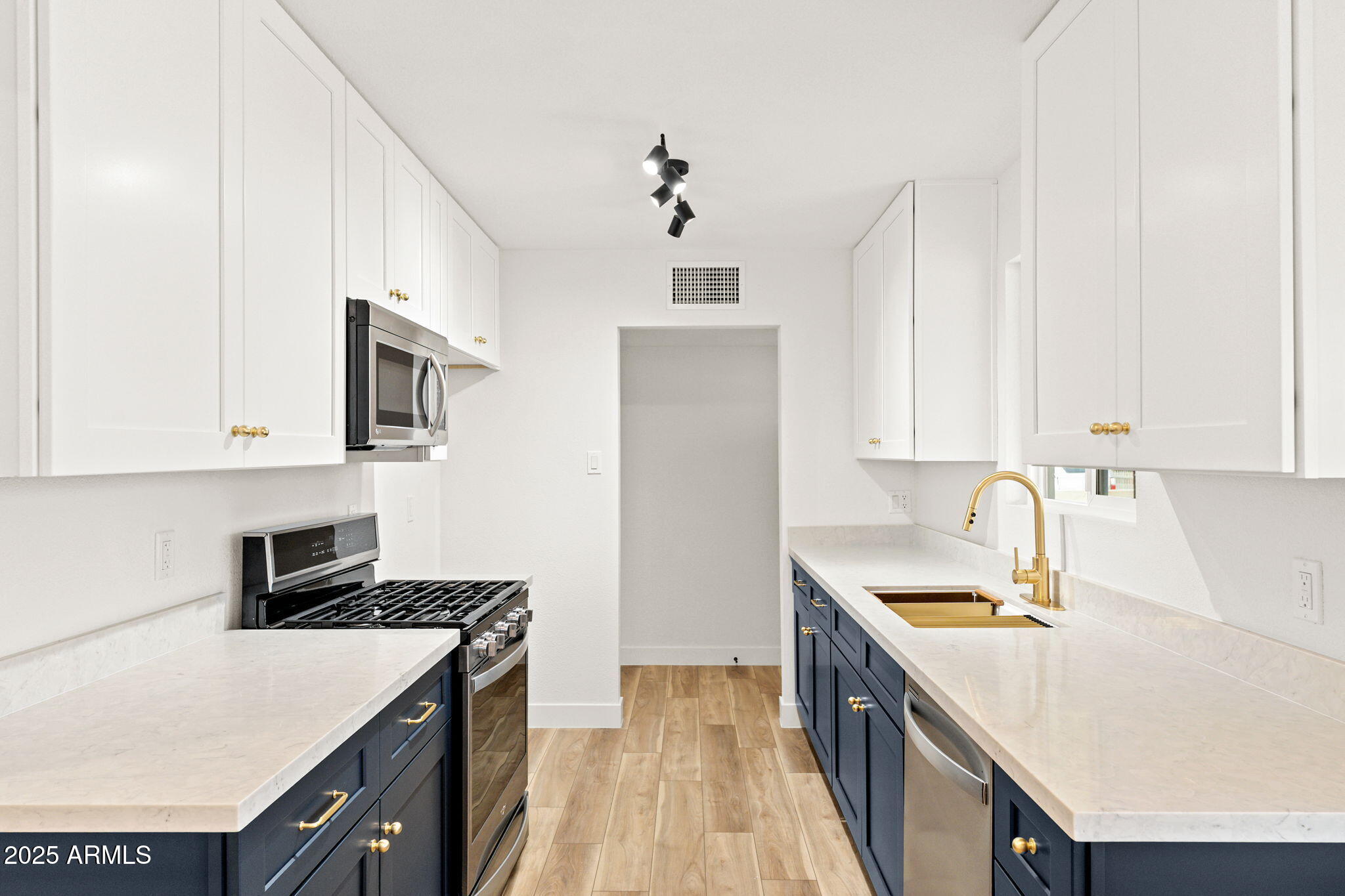 3137 W TURNEY Avenue