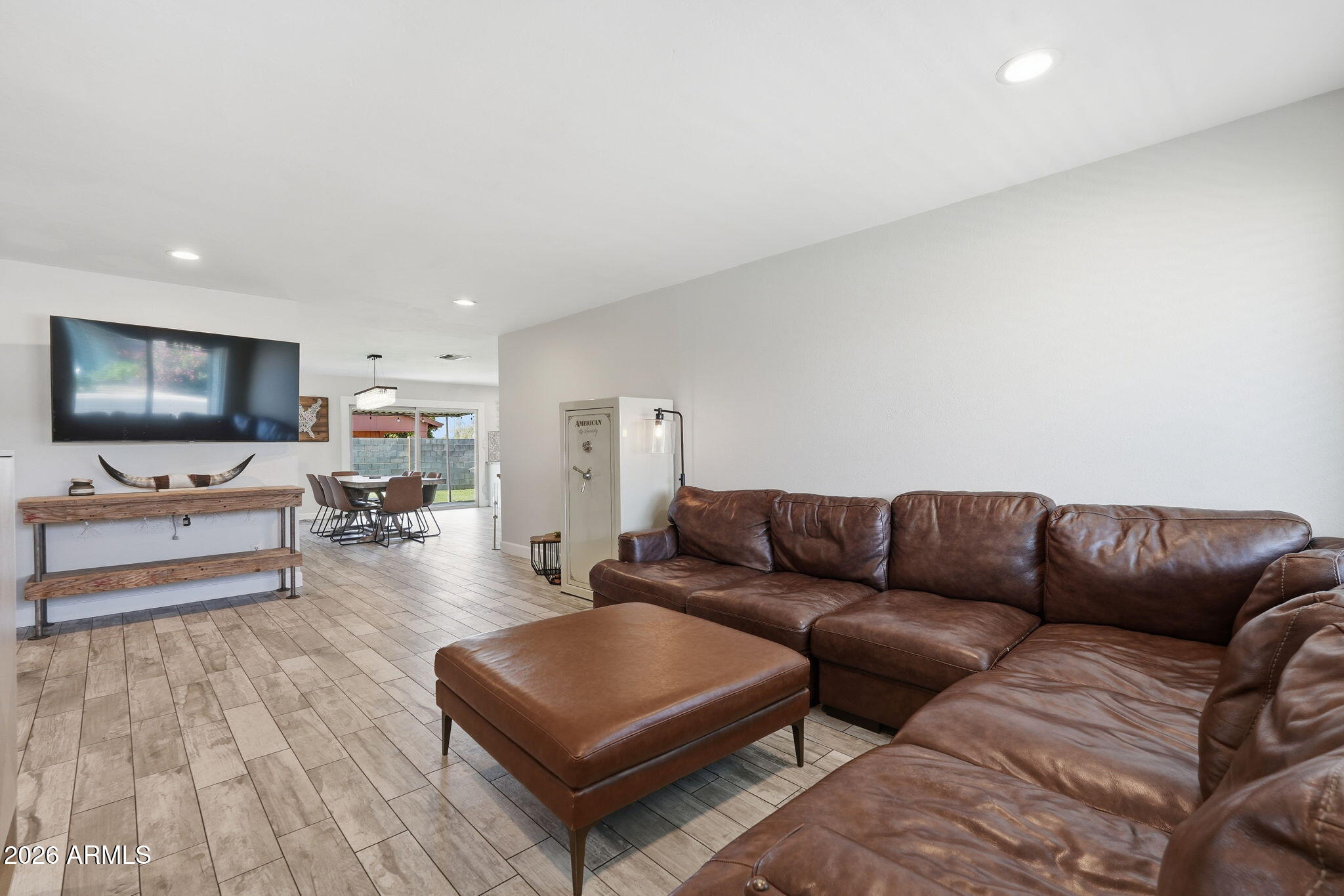 2745 W LIBBY Street