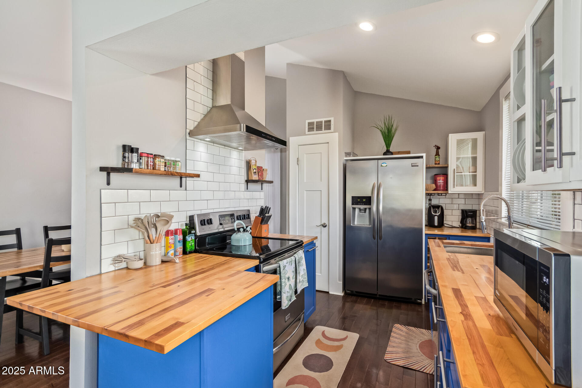 1118 E WICKIEUP Lane