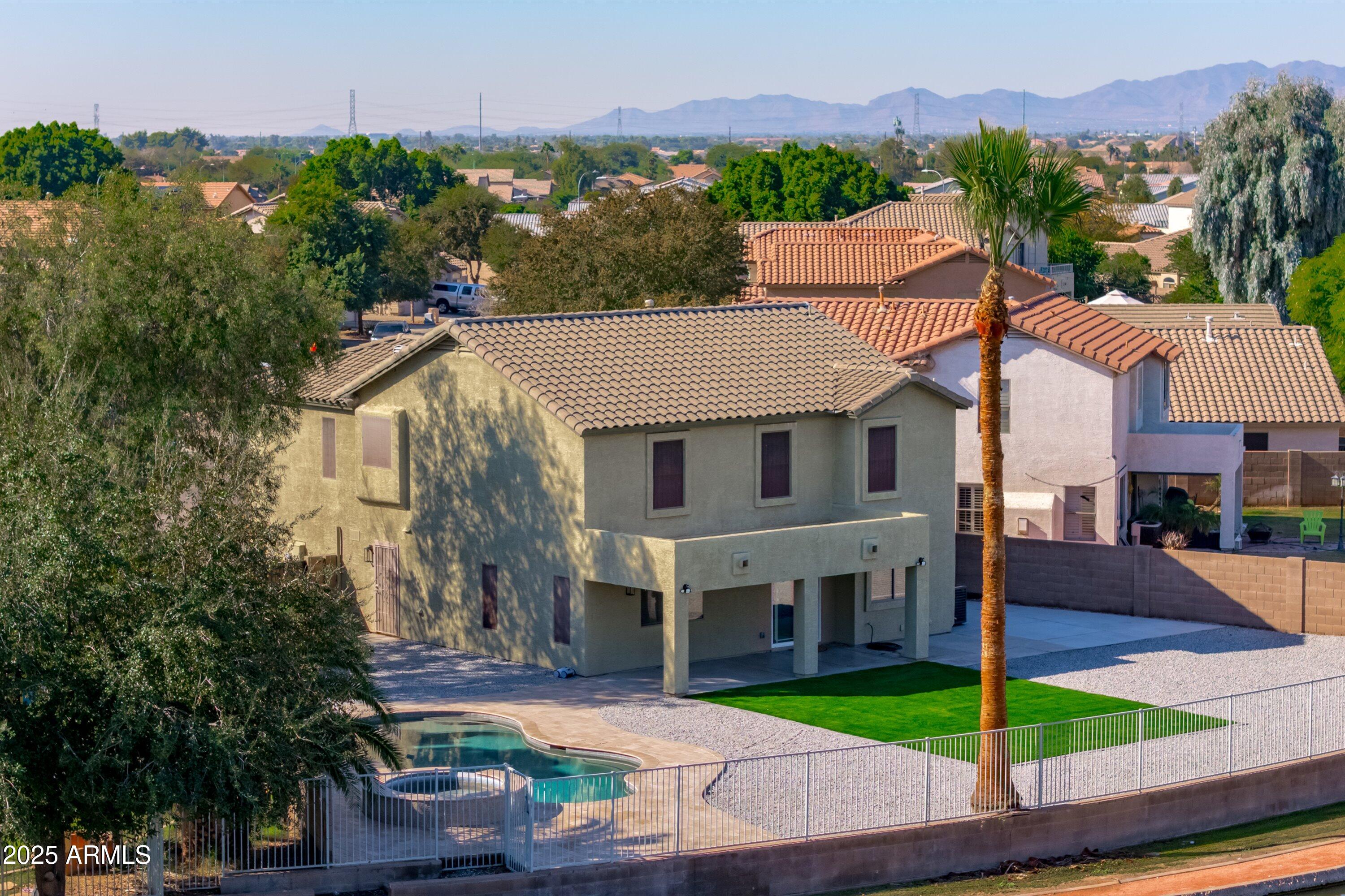 11204 W ROANOKE Avenue