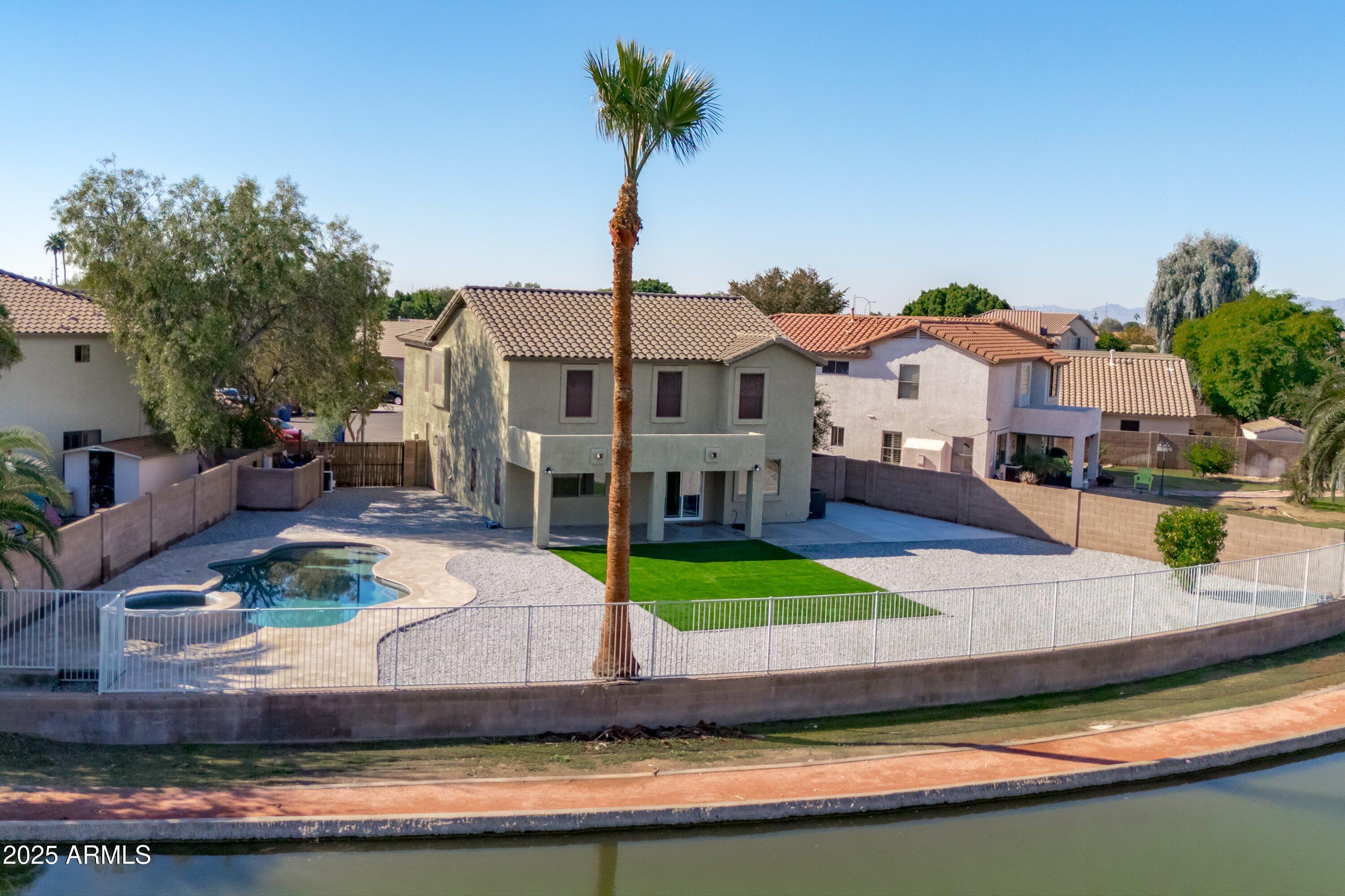 11204 W ROANOKE Avenue