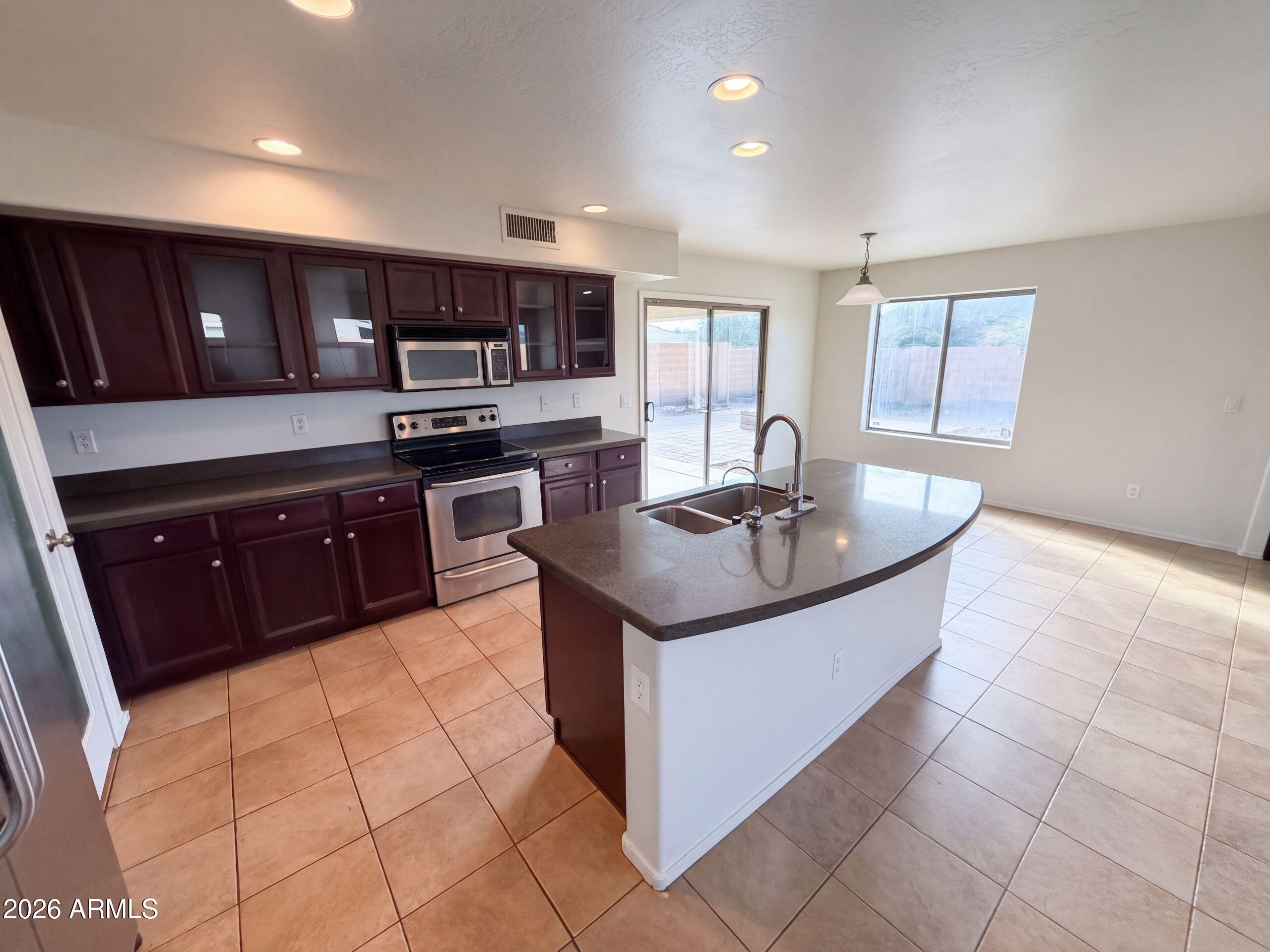 25583 W PIONEER Street
