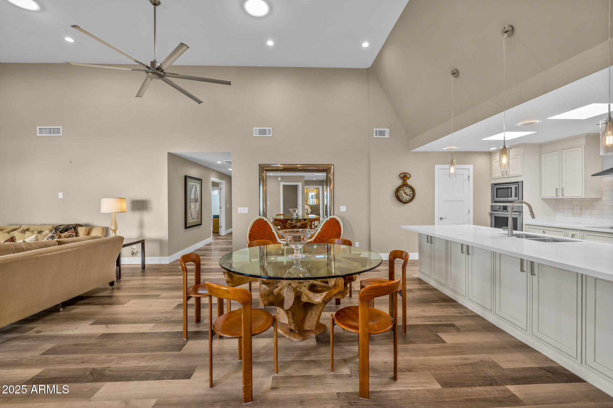 2530 E OREGON Avenue