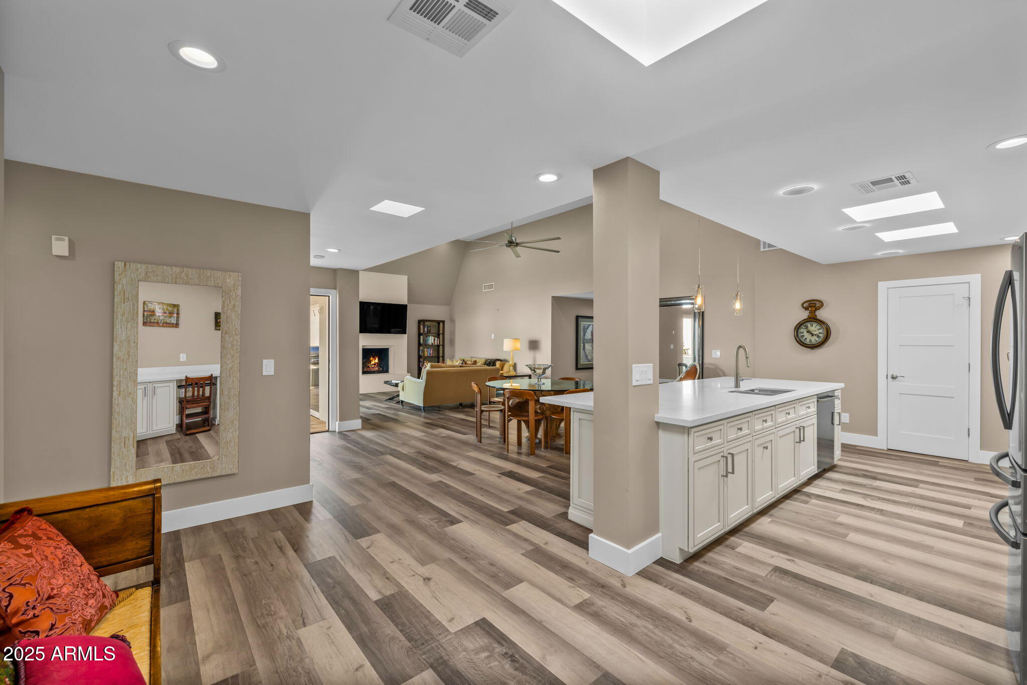 2530 E OREGON Avenue