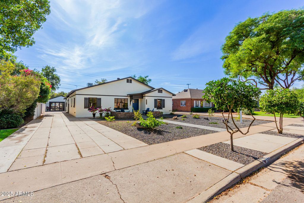 Photo of 335 W Cambridge Avenue, Phoenix, AZ 85003 (MLS # 6944748)