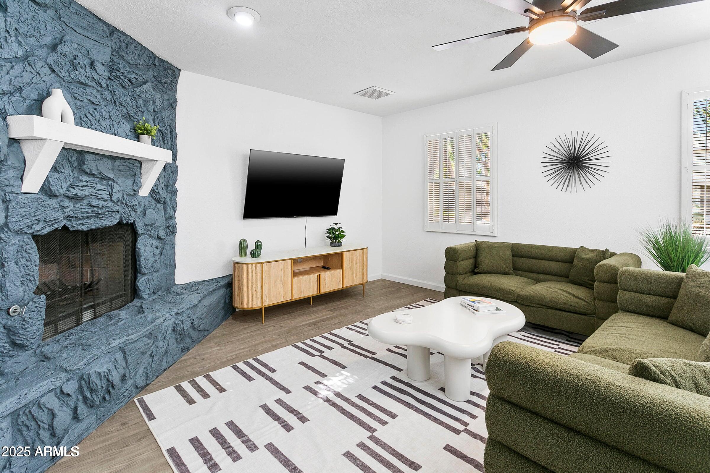 1098 E FREMONT Drive