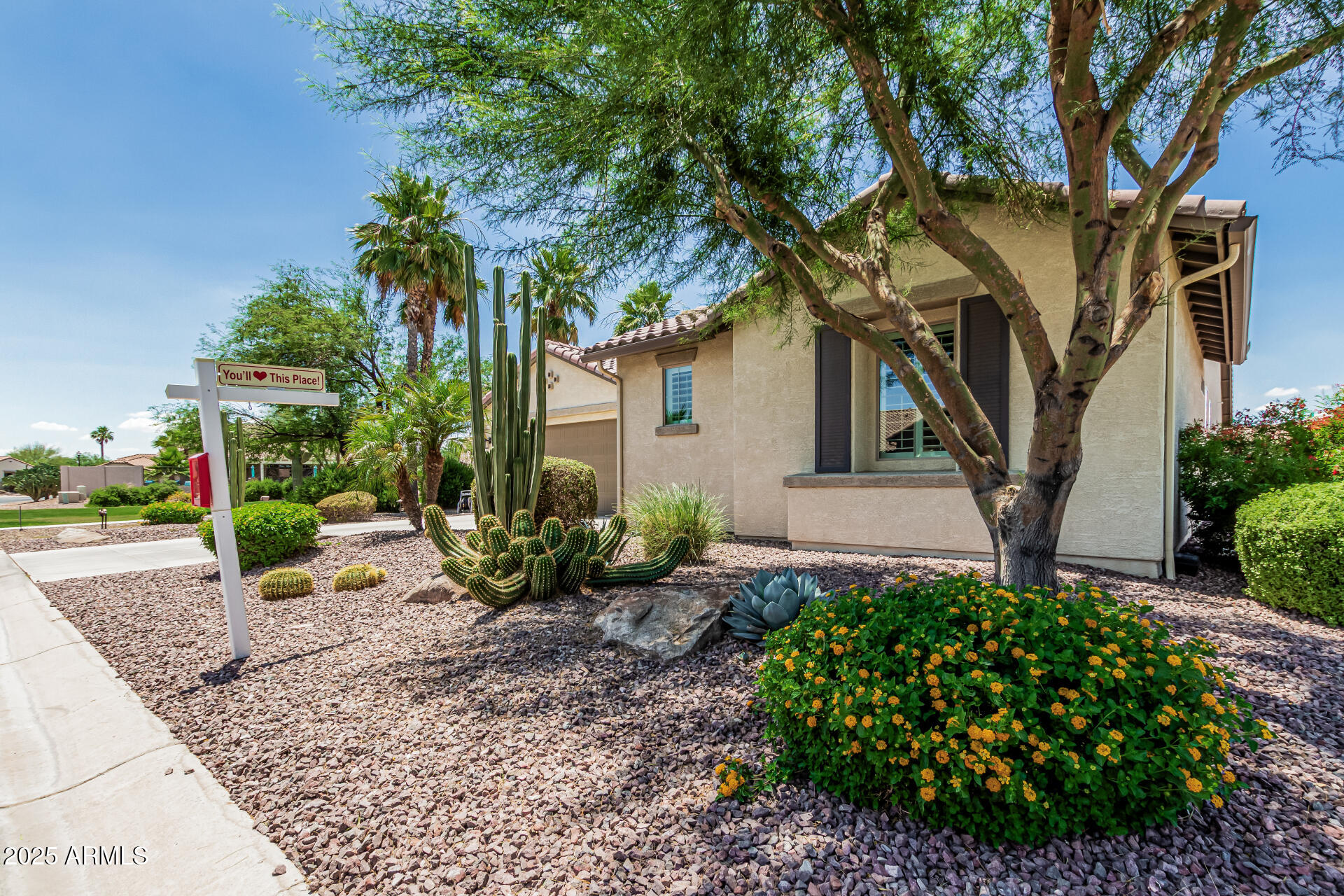 5261 N ARROWHEAD Drive