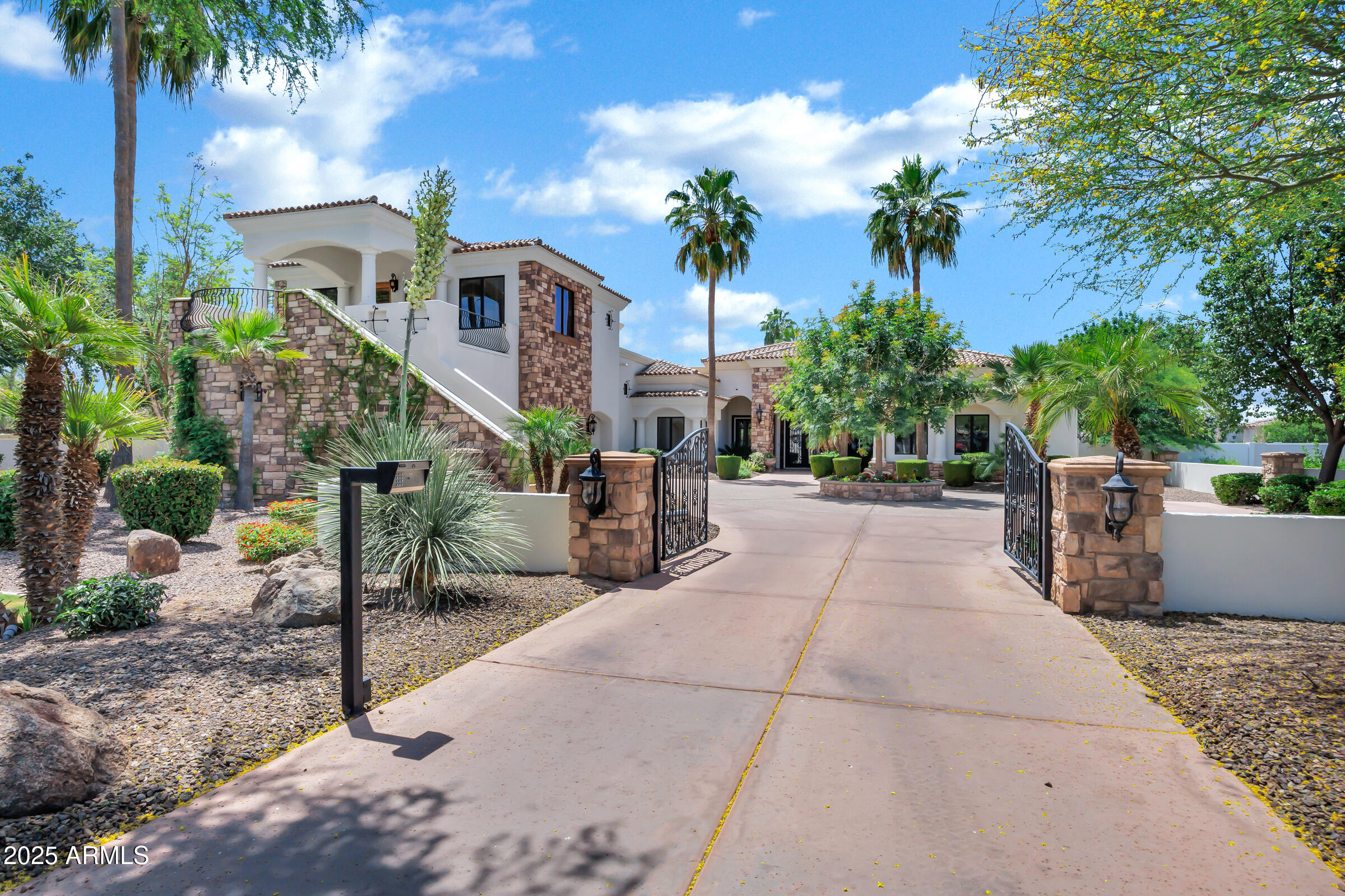 2527 E BEECHNUT Court