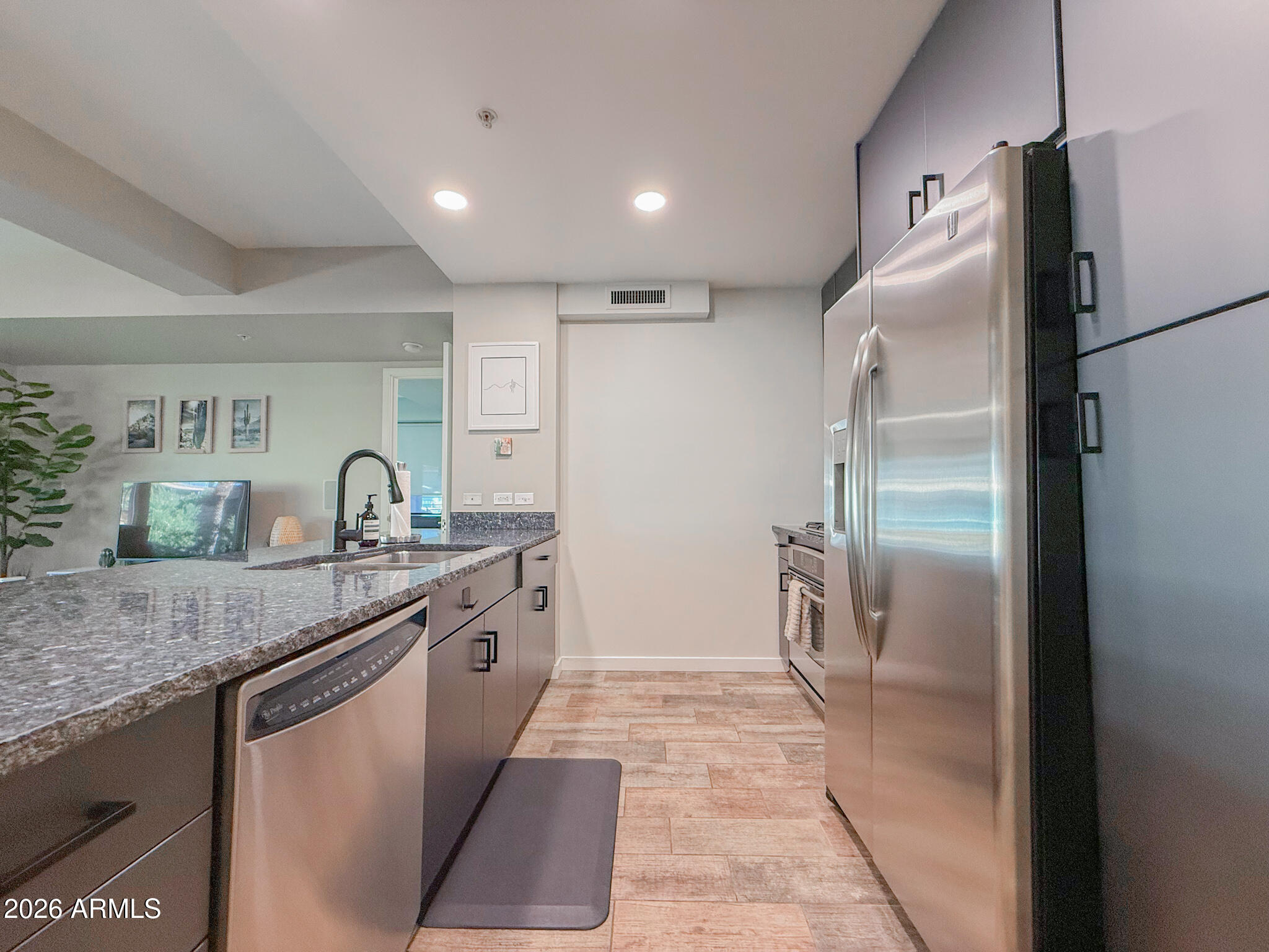 7137 E RANCHO VISTA Drive 2004