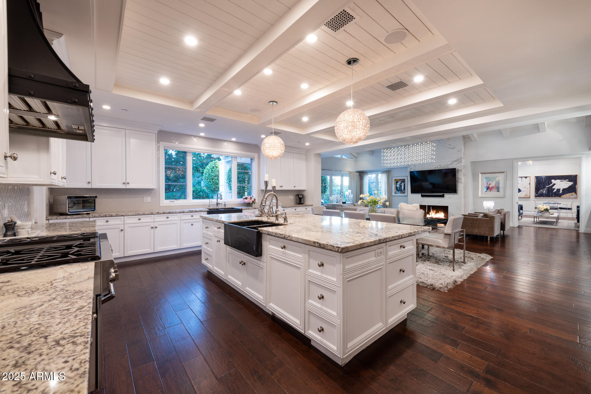 5819 E CALLE DEL MEDIA --