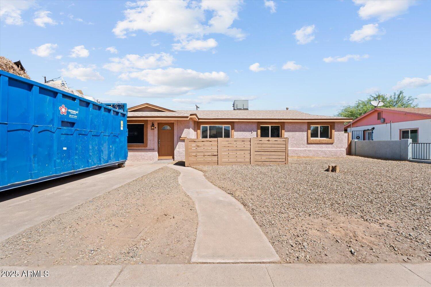 2054 W CHAMBERS Street