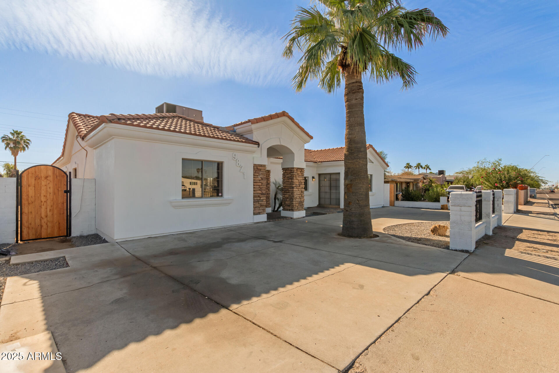 9821 E UNIVERSITY Drive