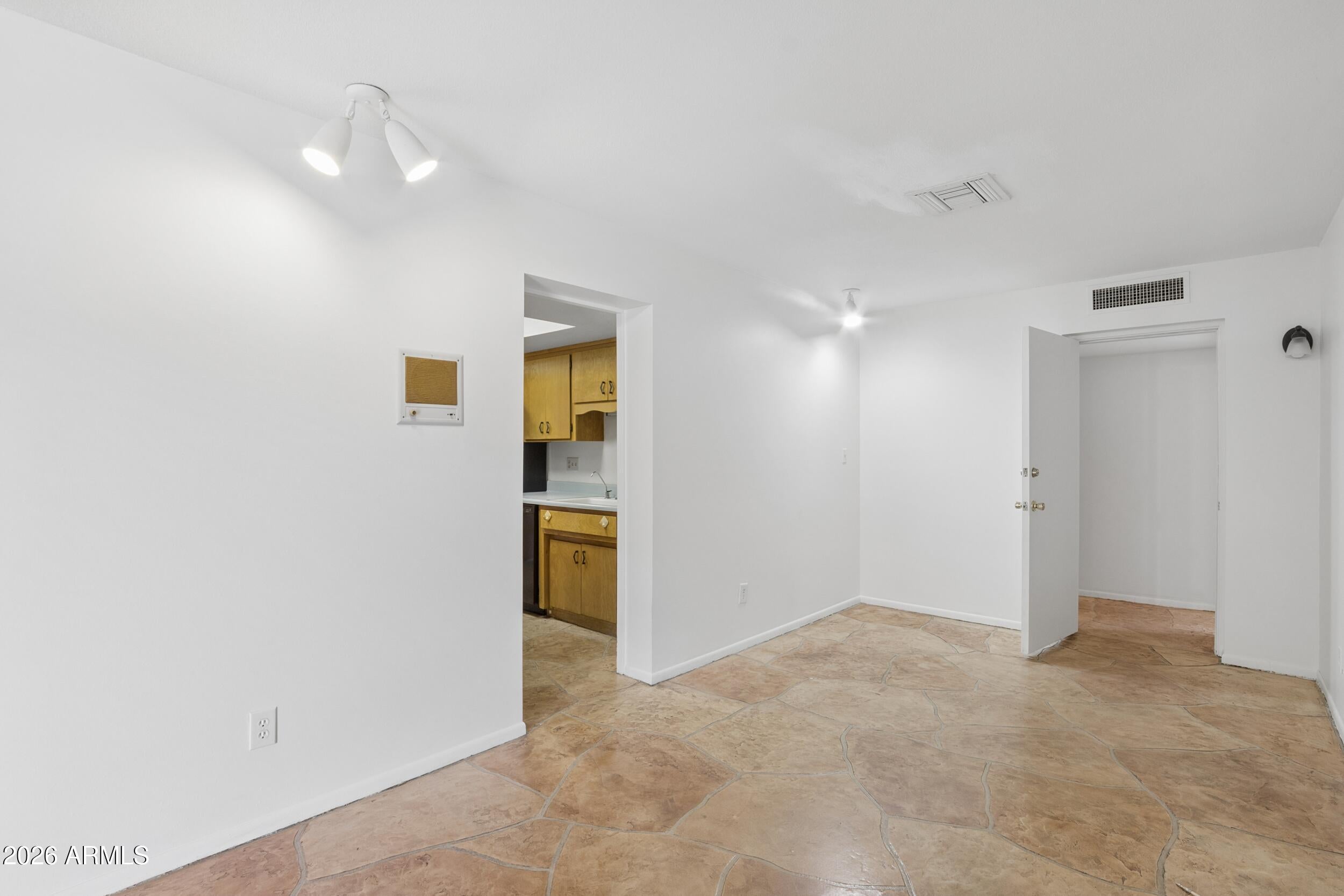 1014 E BALBOA Circle