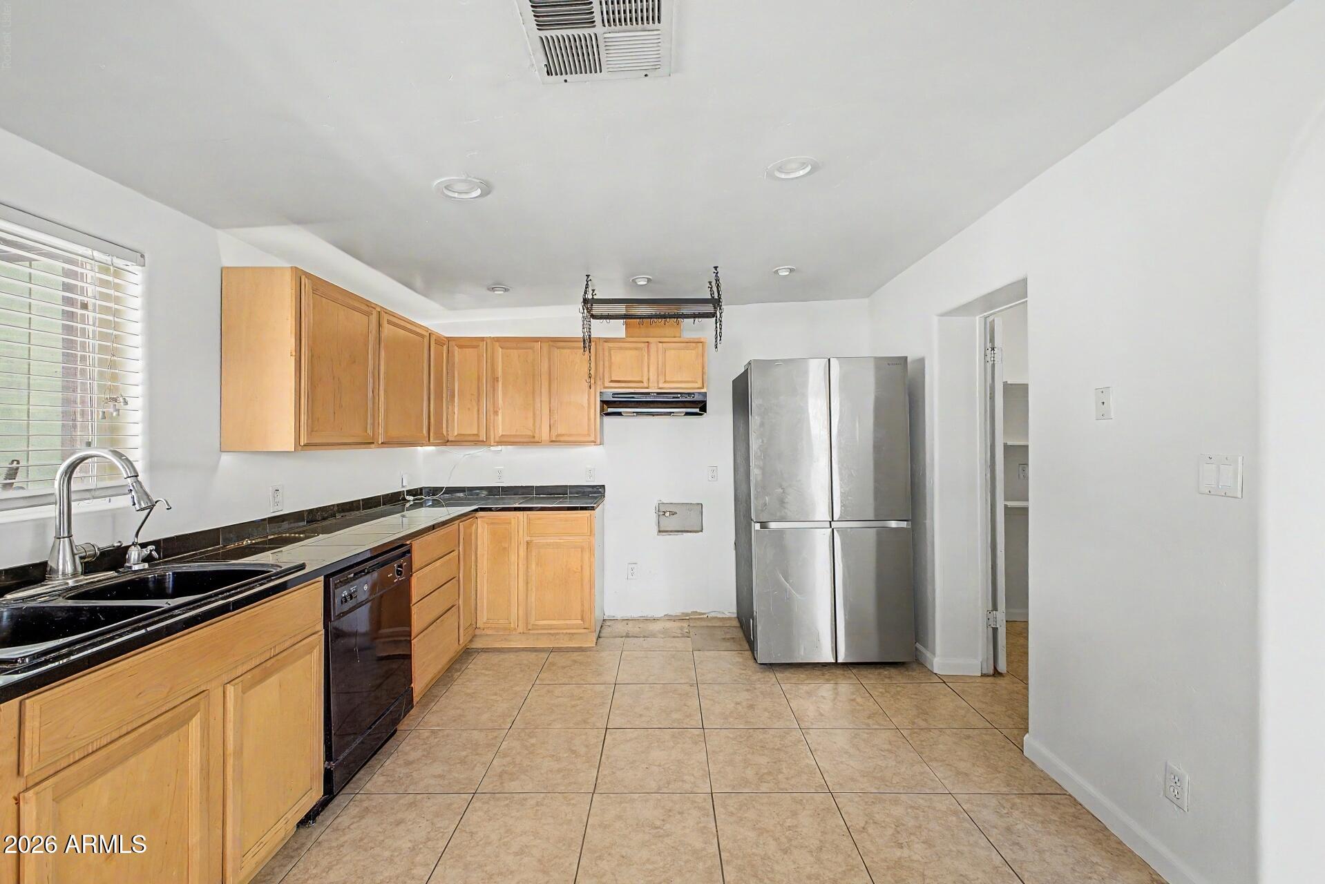 1106 E PALM Lane