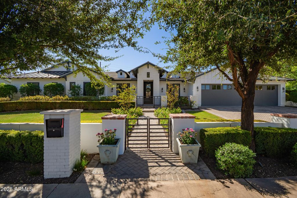 Photo of 6649 E Lafayette Boulevard, Scottsdale, AZ 85251 (MLS # 6935344)