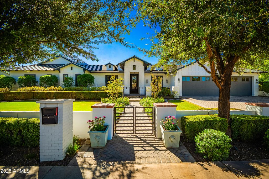 Photo of 6649 E Lafayette Boulevard, Scottsdale, AZ 85251 (MLS # 6935344)