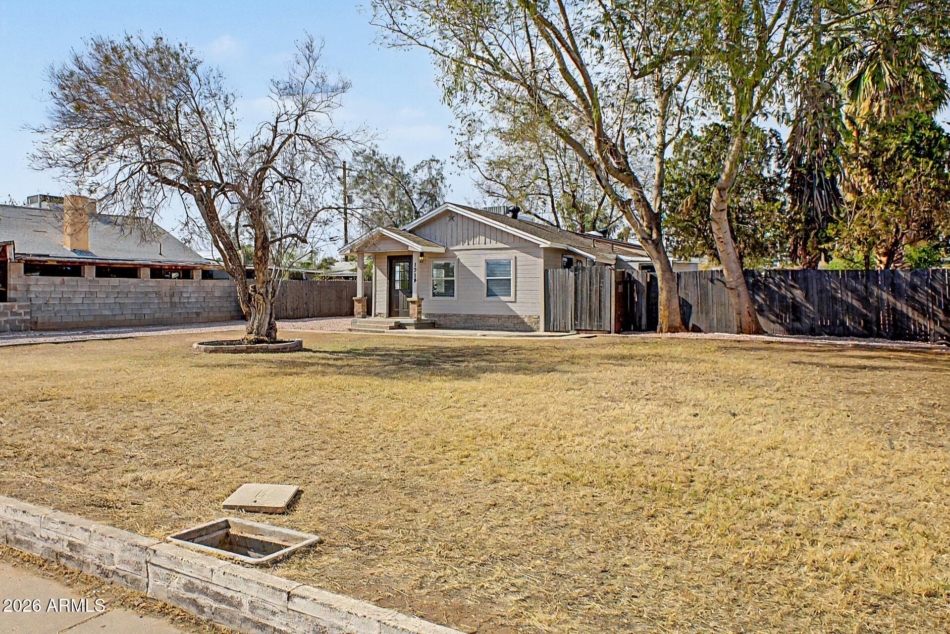 1914 E MONTE VISTA Road