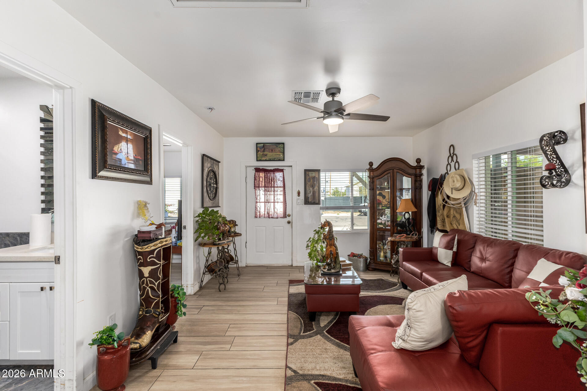 547 W MAHONEY Avenue