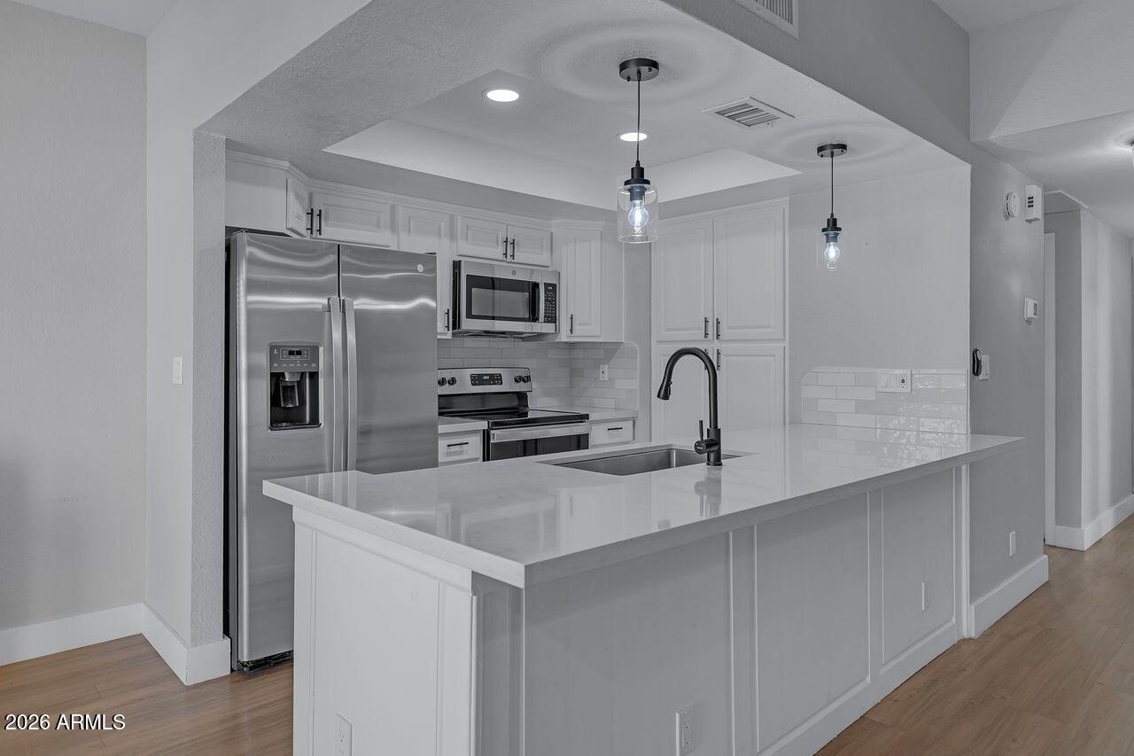 9705 E MOUNTAIN VIEW Road 1046