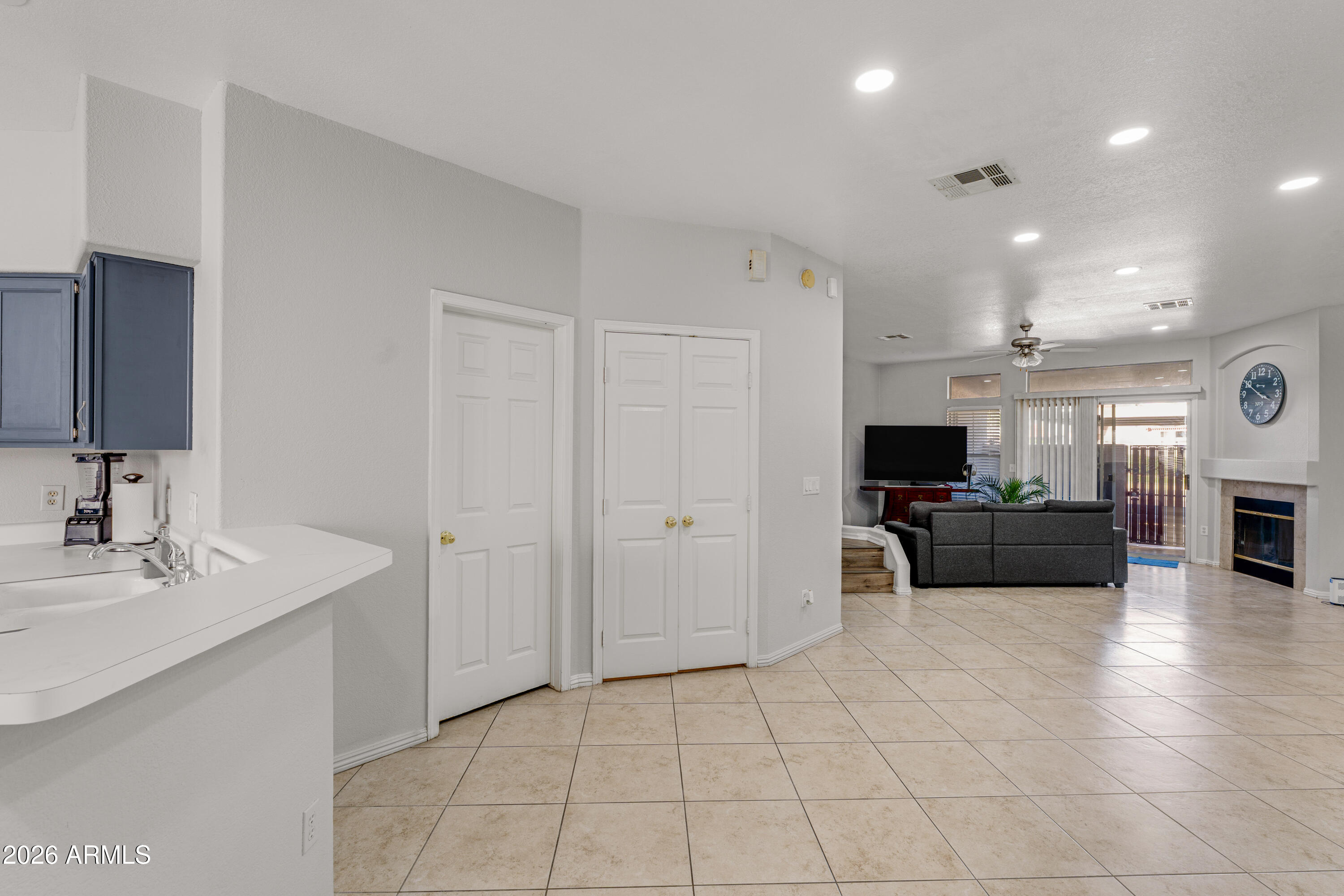 500 N ROOSEVELT Avenue 48