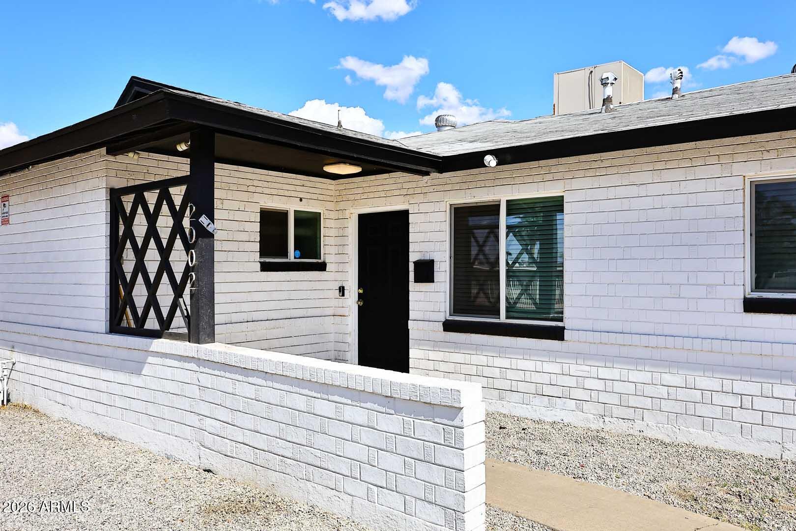 2002 W TURNEY Avenue