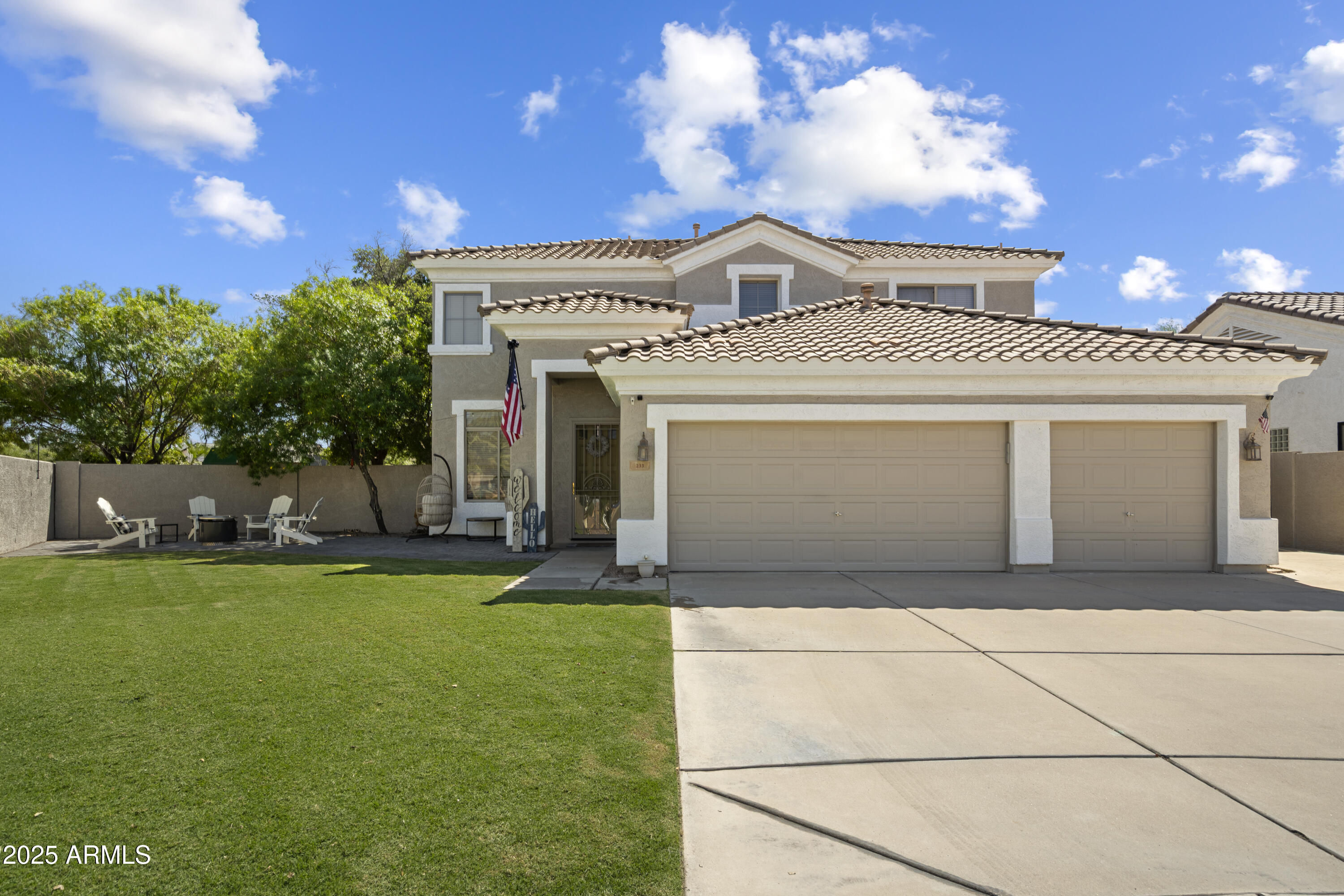 233 W LEAH Avenue