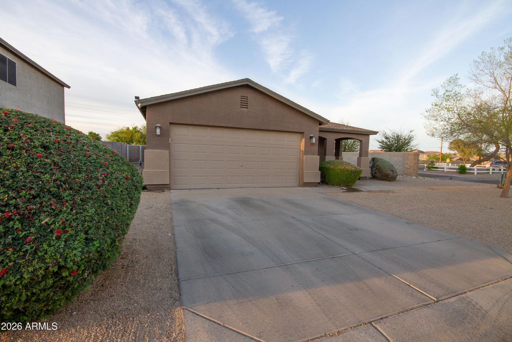 Photo of 1204 E Silversmith Trail, San Tan Valley, AZ 85143 (MLS # 7013158)