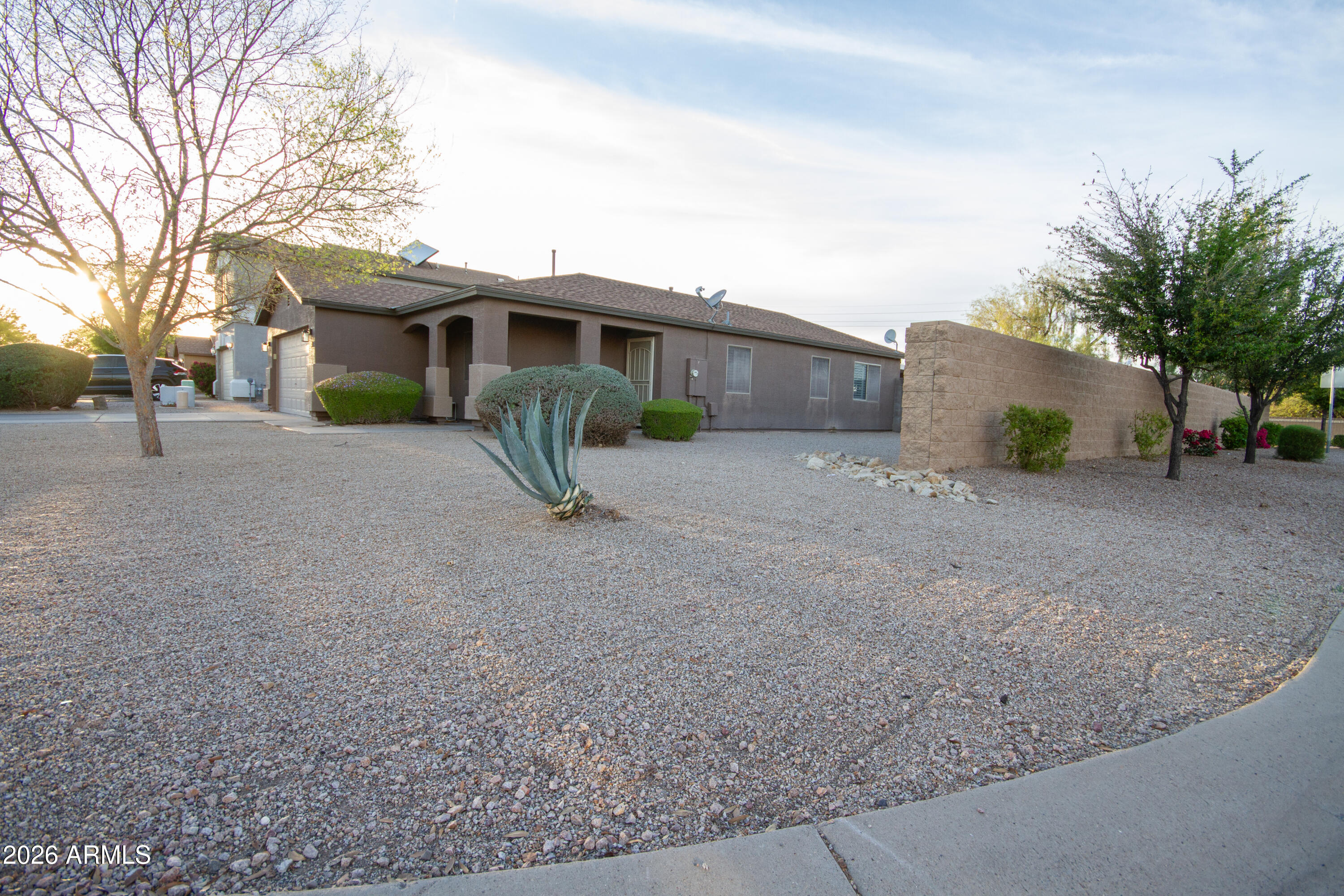 1204 E Silversmith Trail