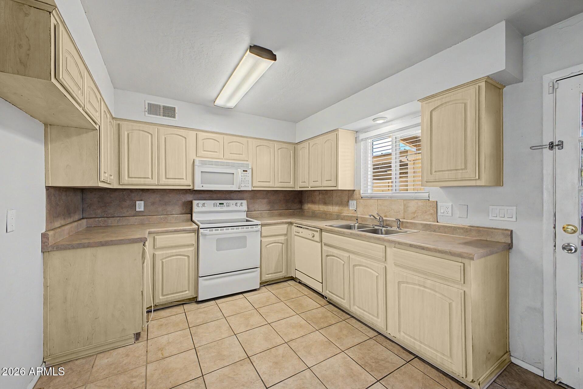 CASITA MARIE TOWNHOUSES - Residential