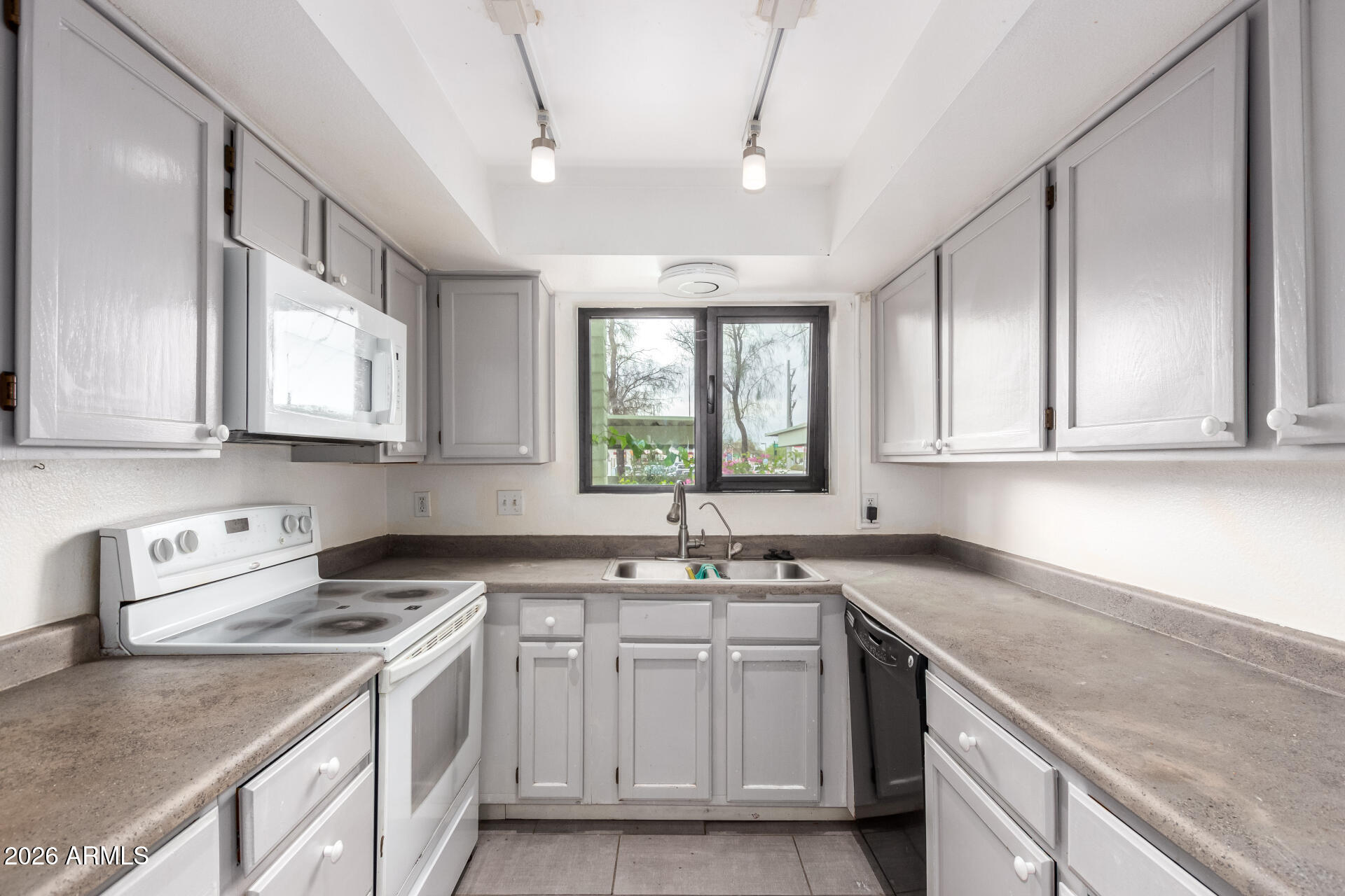 2315 W UNION HILLS Drive 120