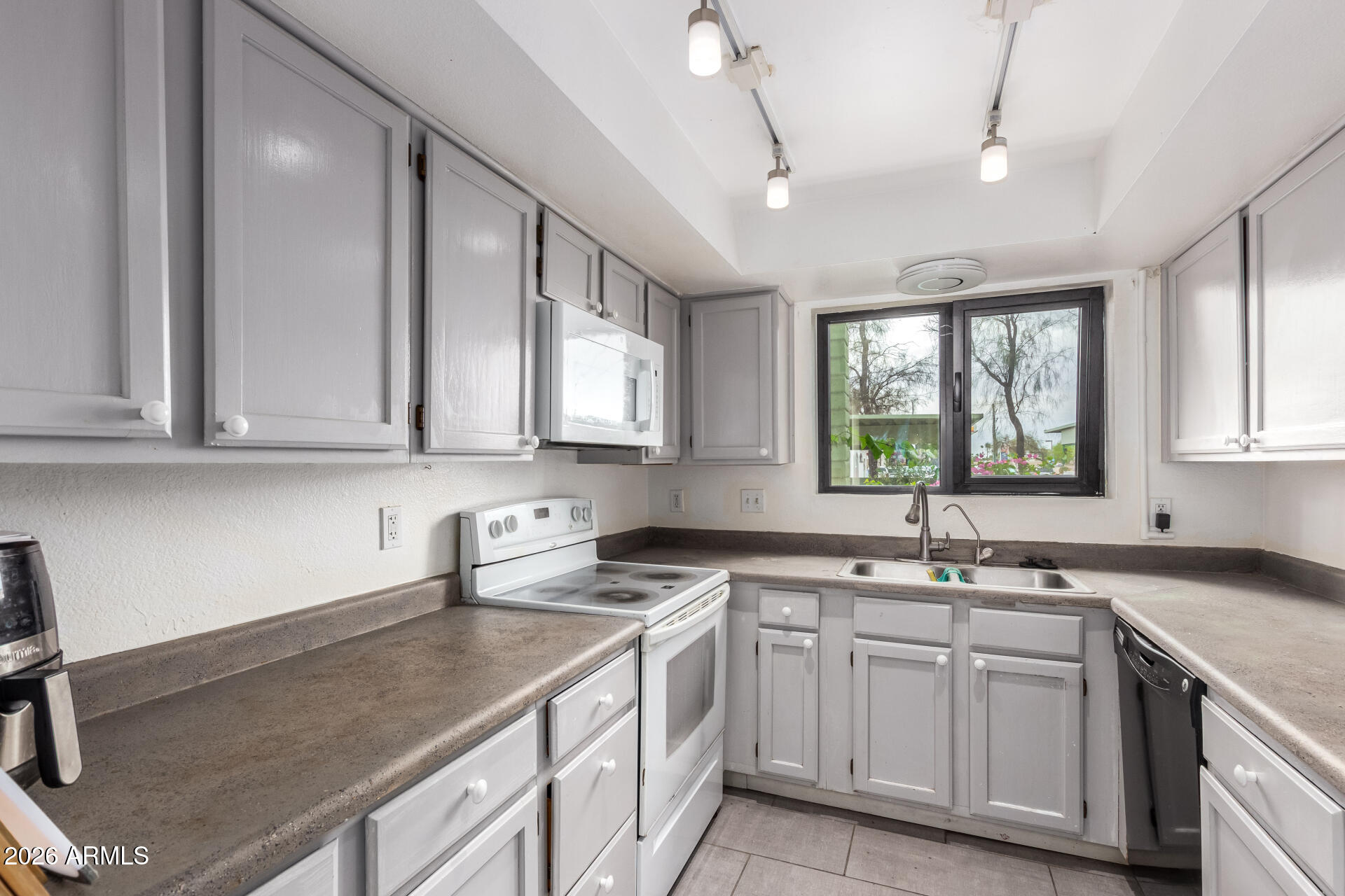 2315 W UNION HILLS Drive 120