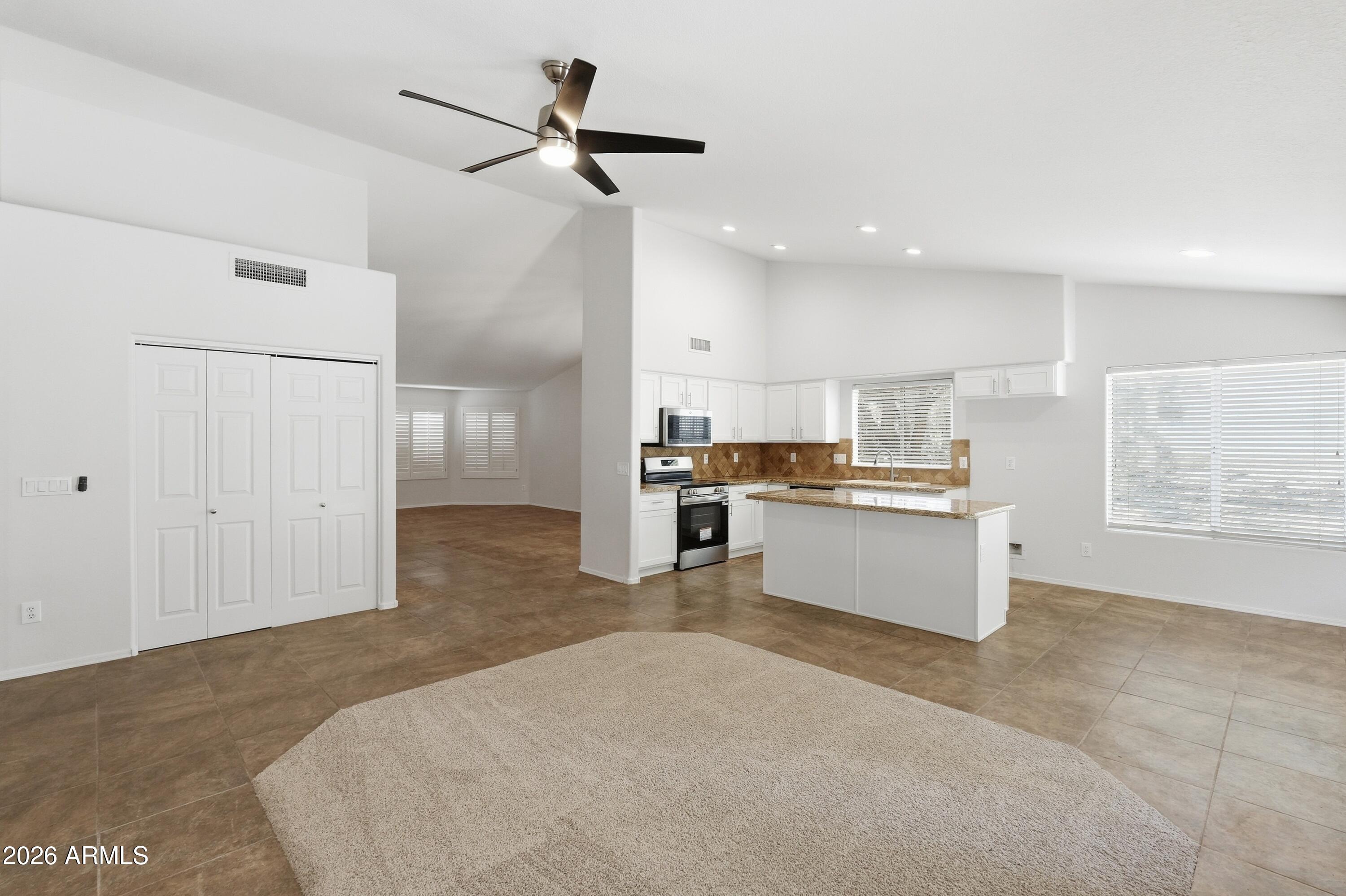 908 E VERBENA Drive