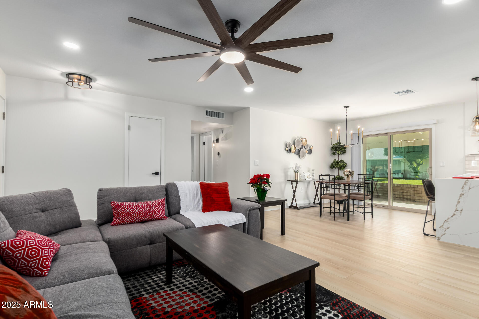 10407 W DESERT FOREST Circle