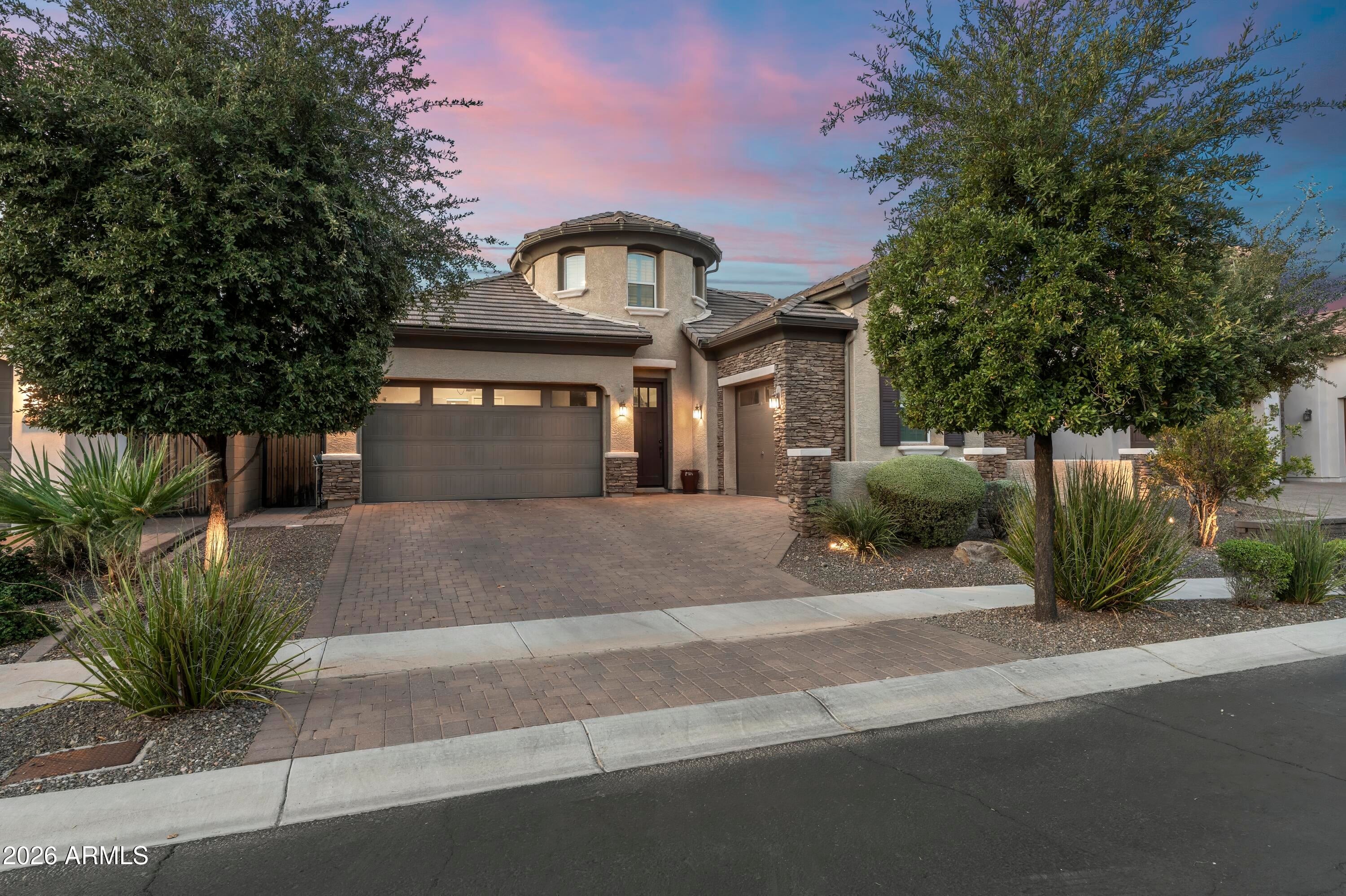 2922 E MINNEZONA Avenue