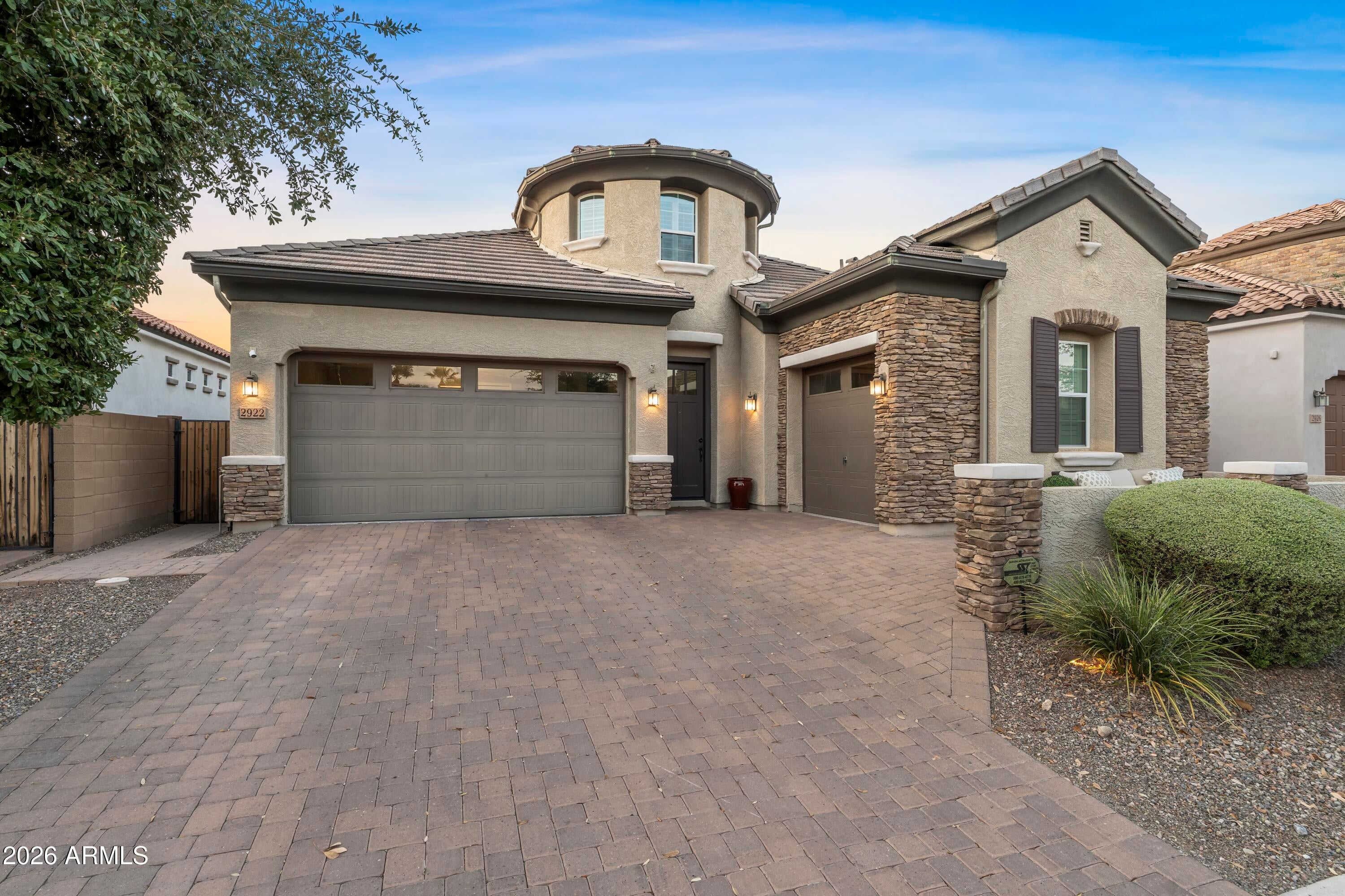 2922 E MINNEZONA Avenue