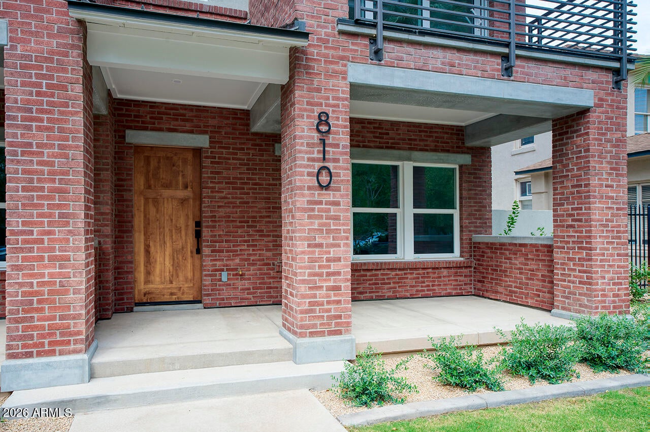 810 N 2ND Avenue