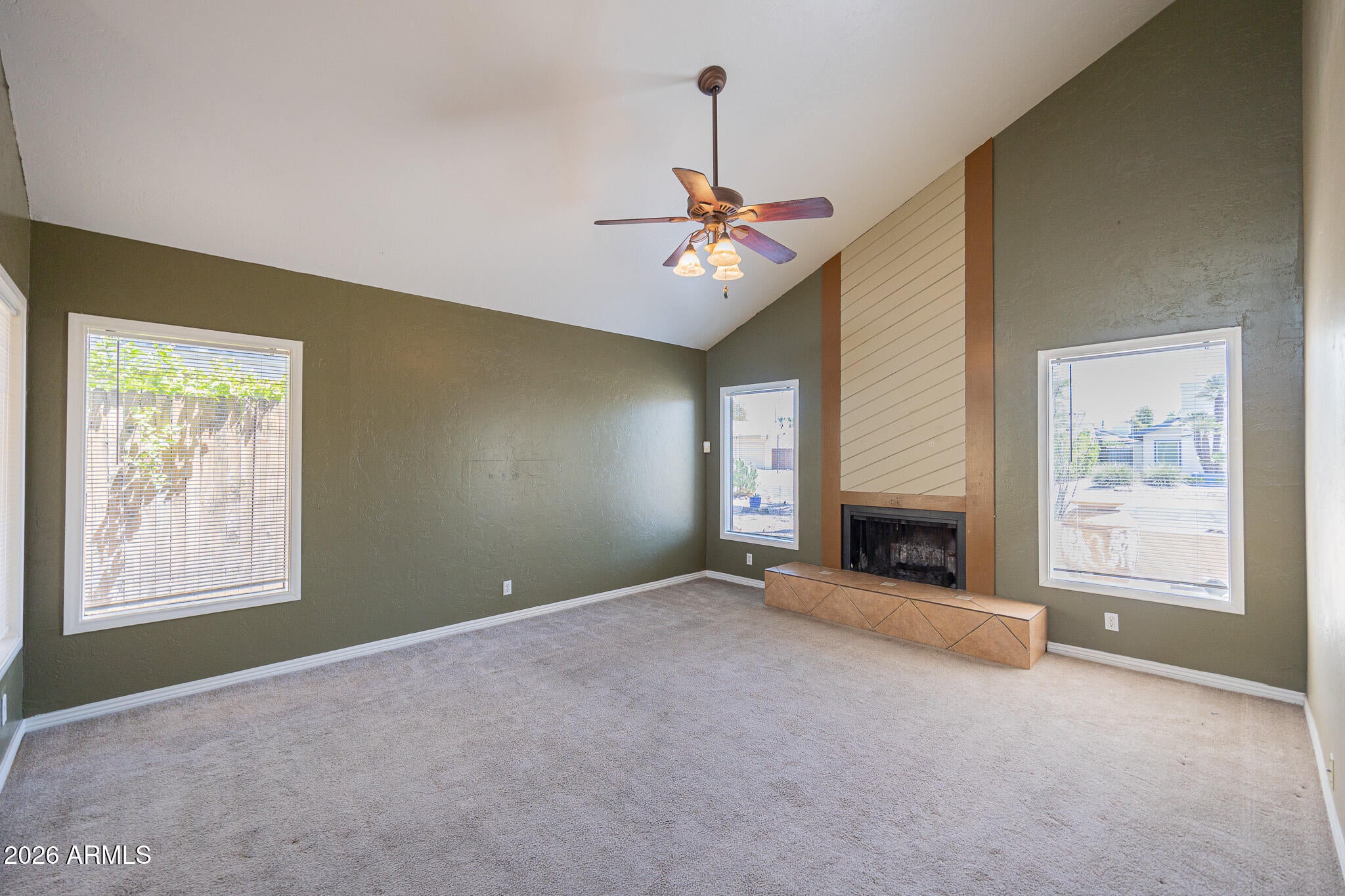 5502 E ROANOKE Avenue
