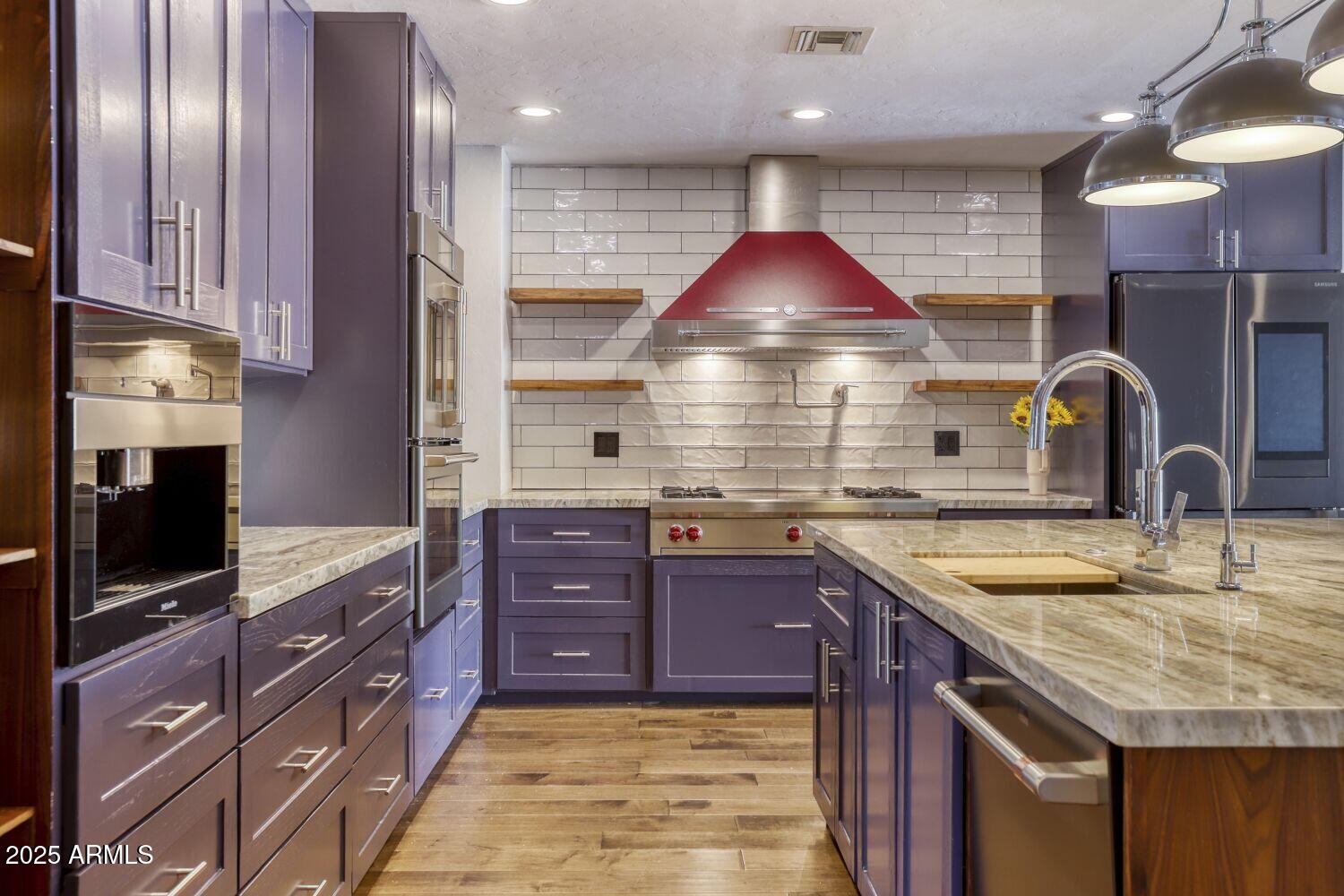 2548 E TURNEY Avenue