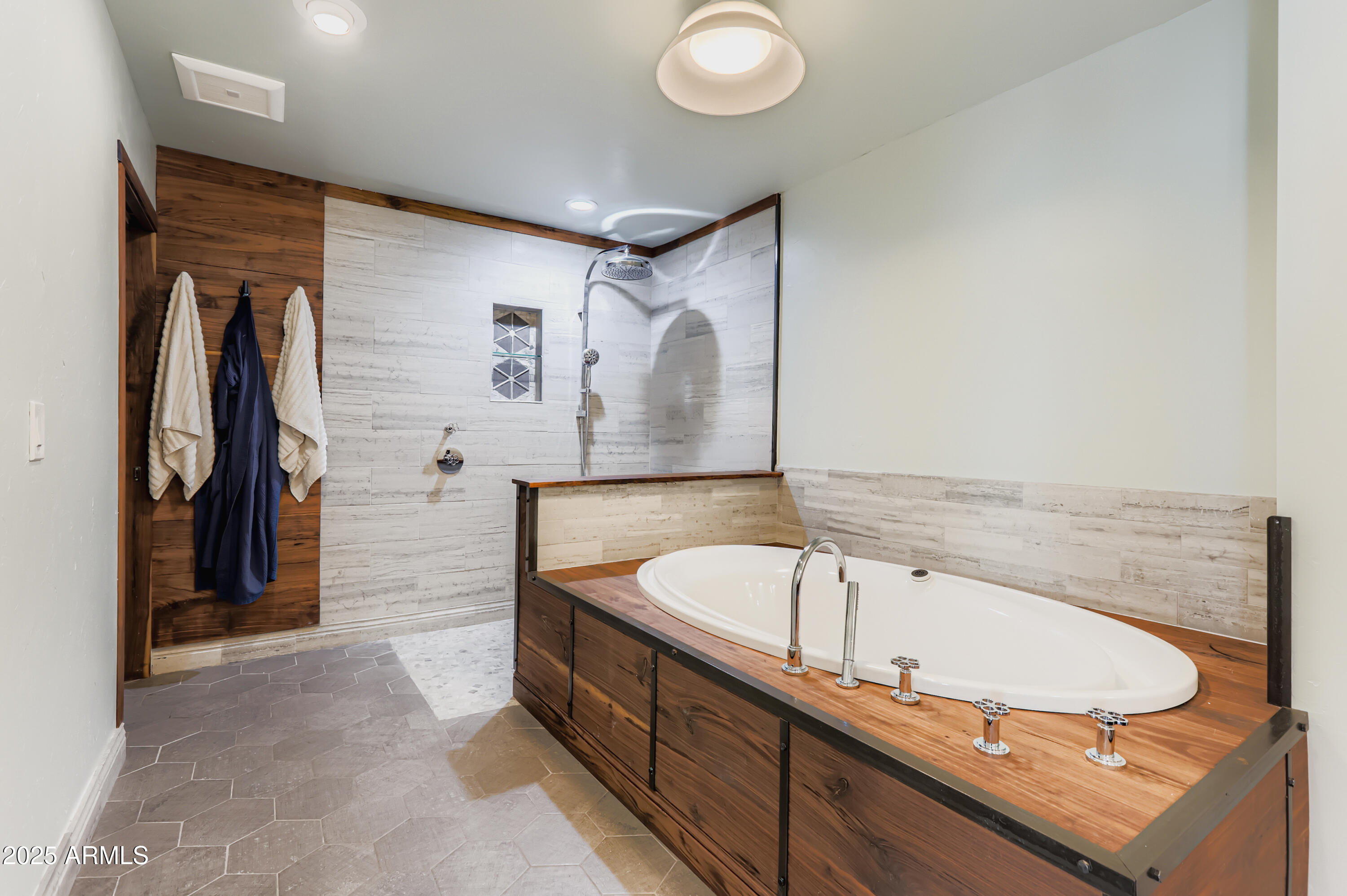 2548 E TURNEY Avenue