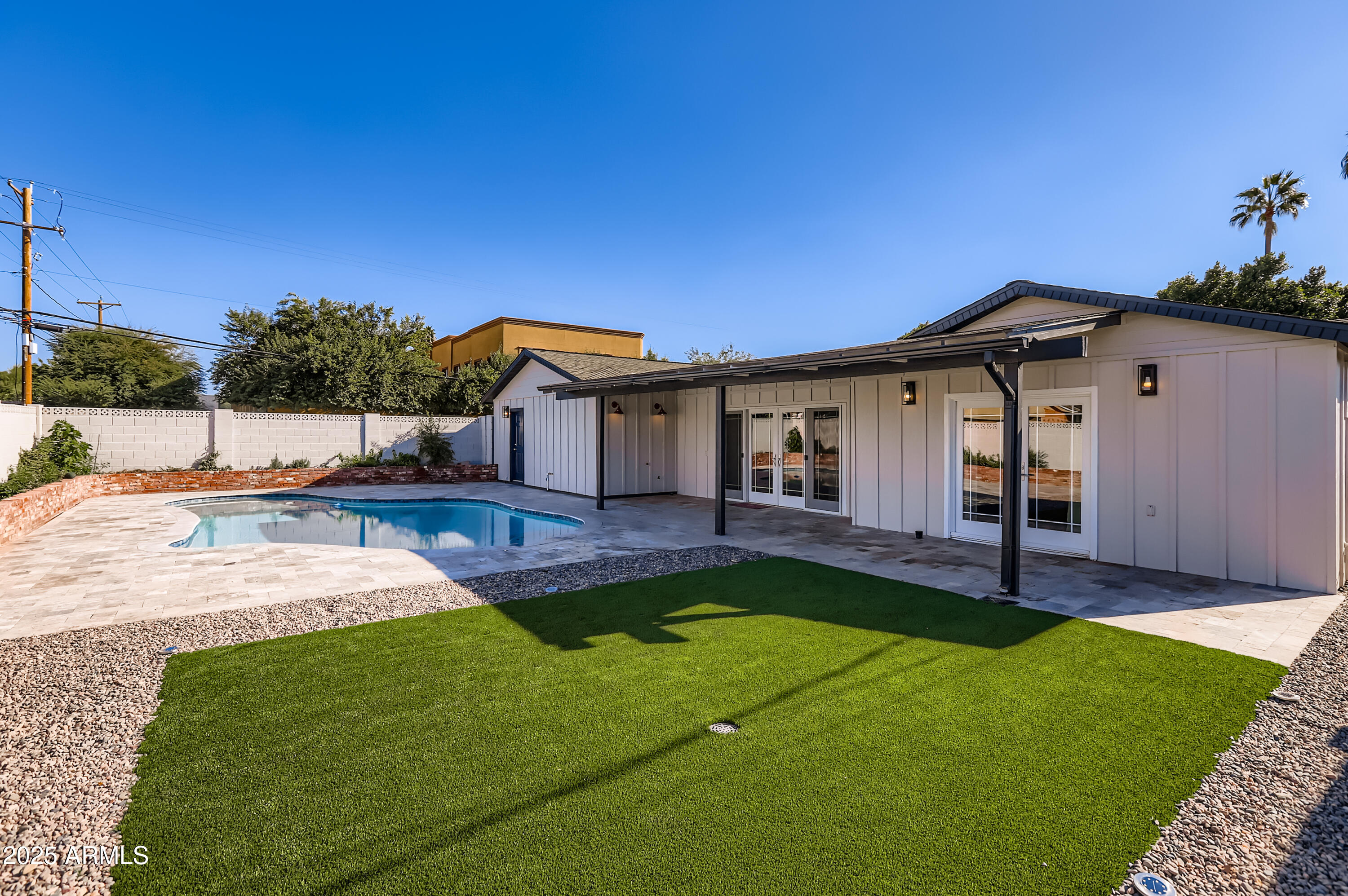 2548 E TURNEY Avenue