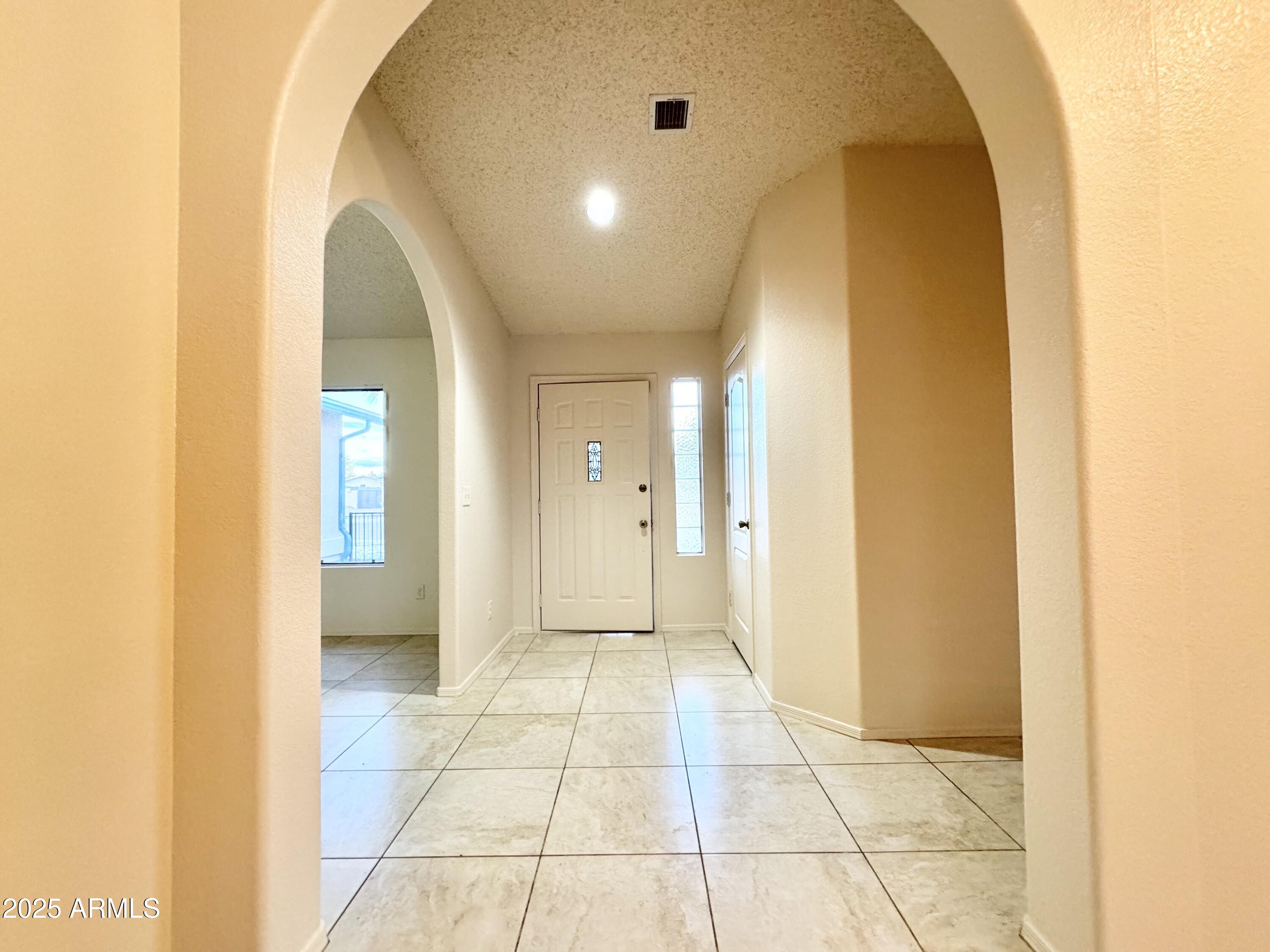 4944 LA CANADA Drive