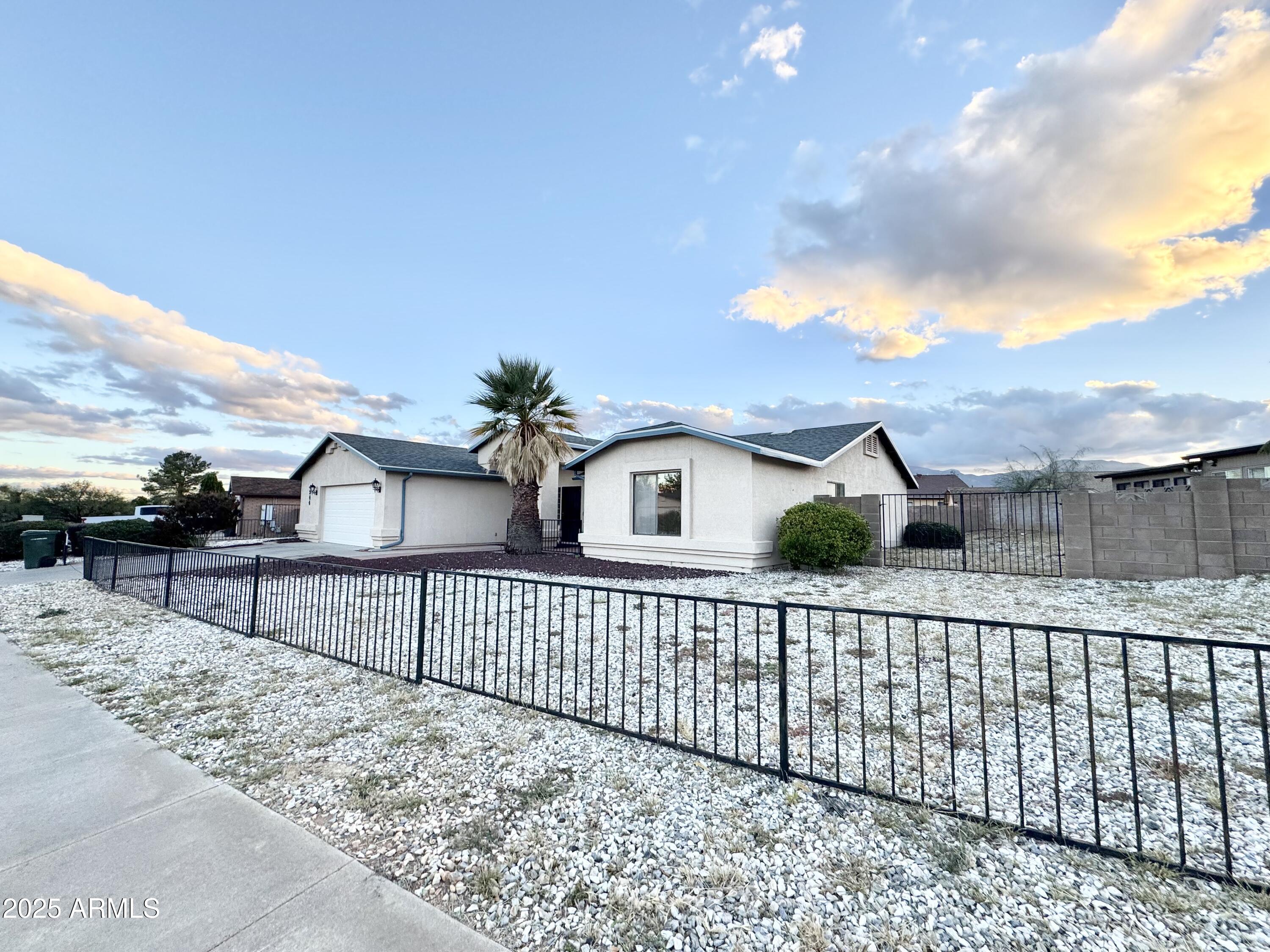 4944 LA CANADA Drive