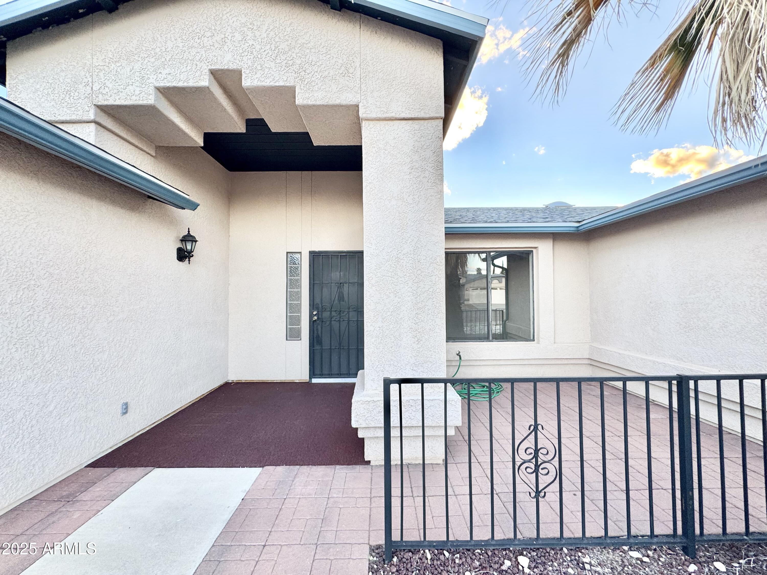 4944 LA CANADA Drive