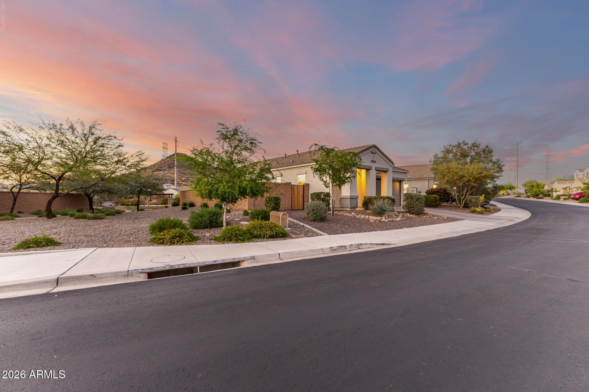 2314 E QUESTA Drive