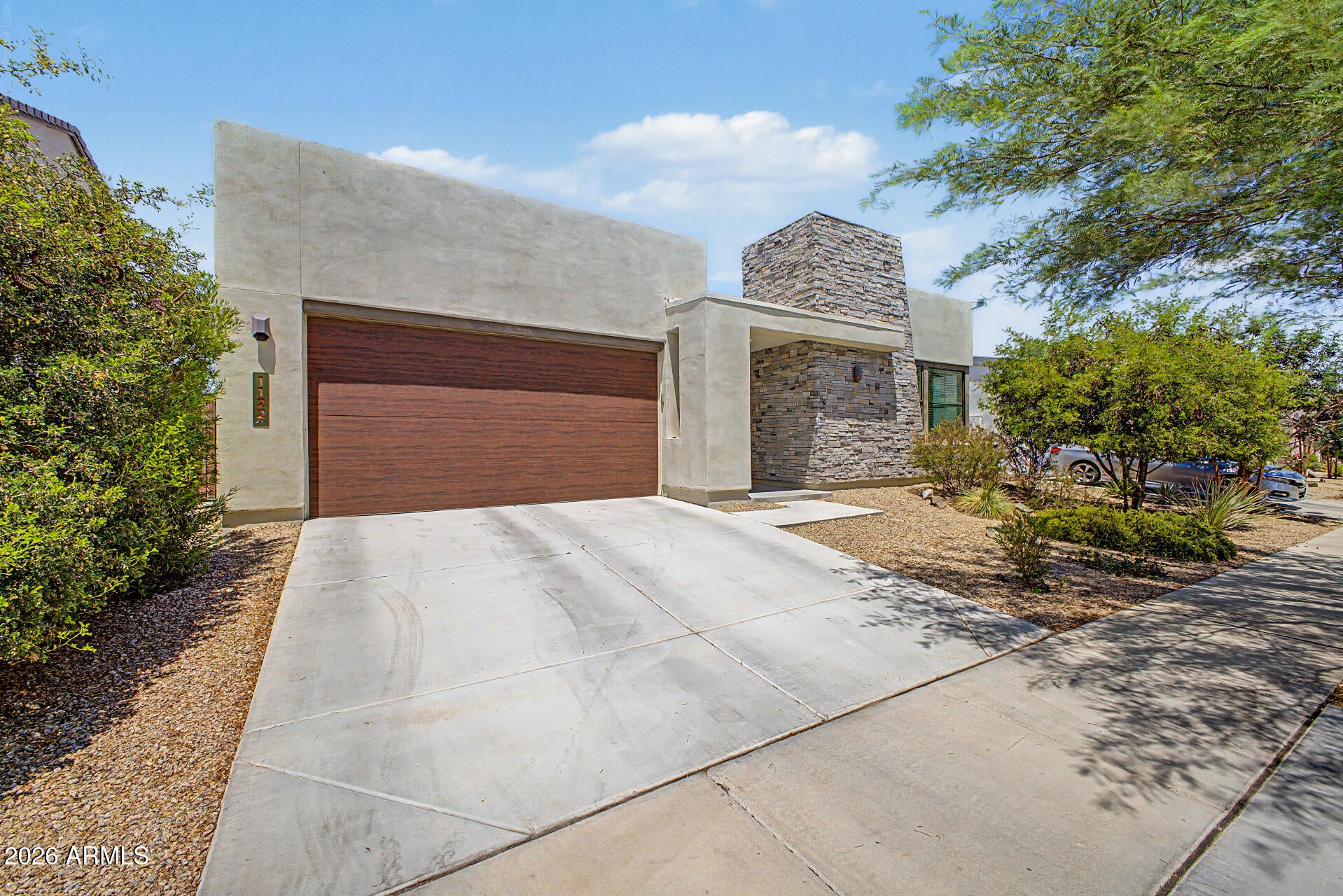 1122 E MONTE Way