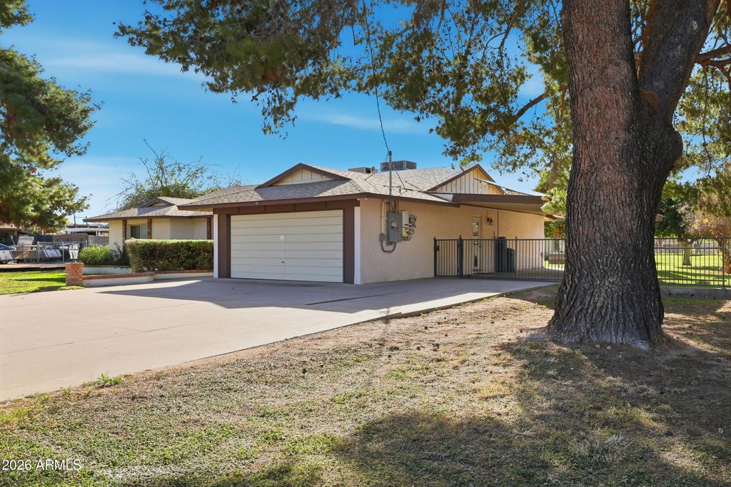 Photo of 4531 W Greenway Road, Glendale, AZ 85306 (MLS # 6963589)