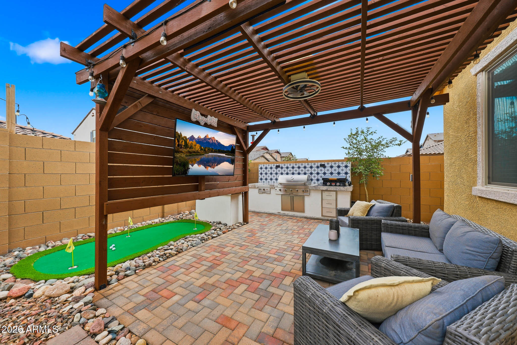 2208 E PALMDALE Lane