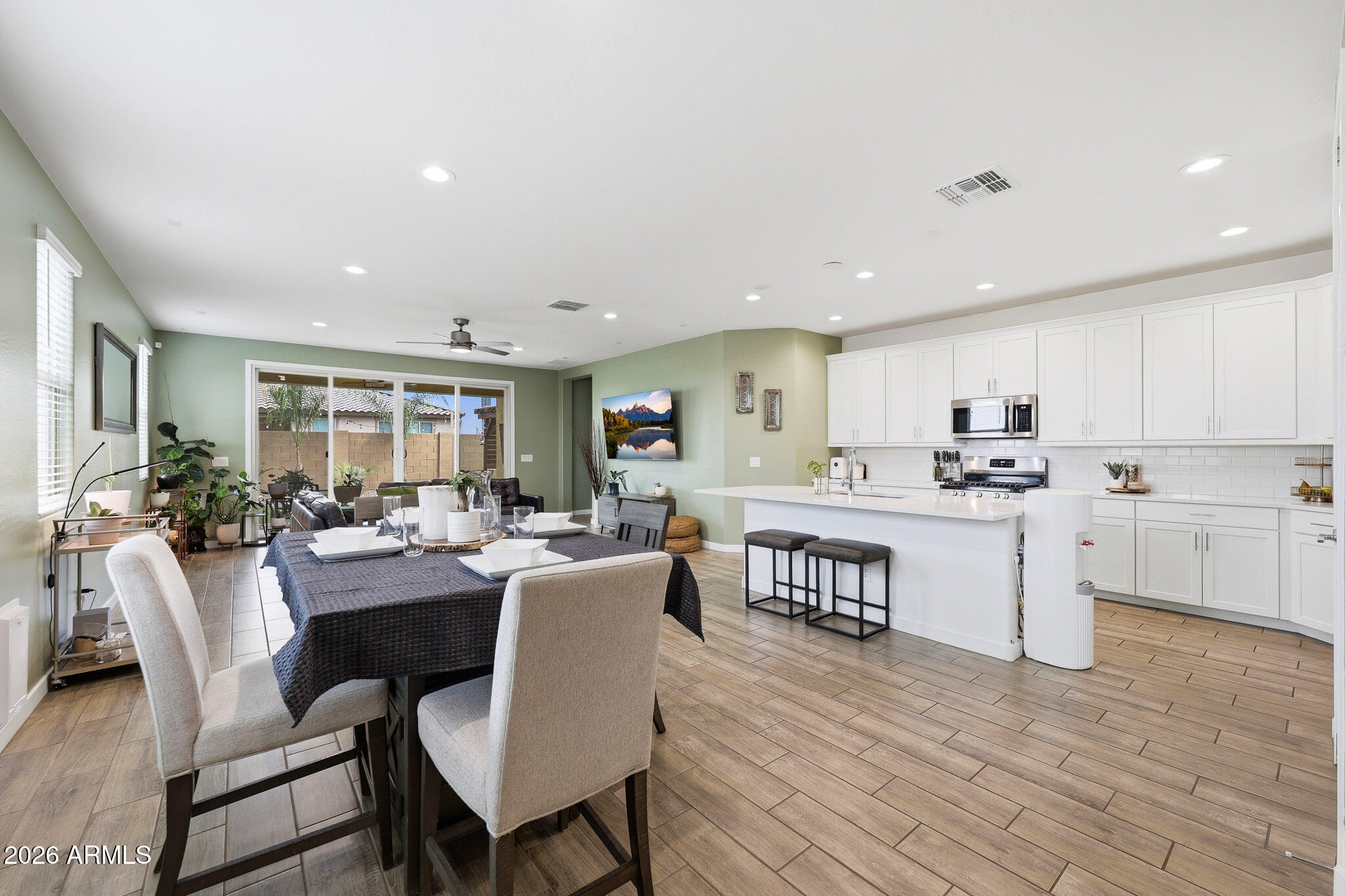 2208 E PALMDALE Lane