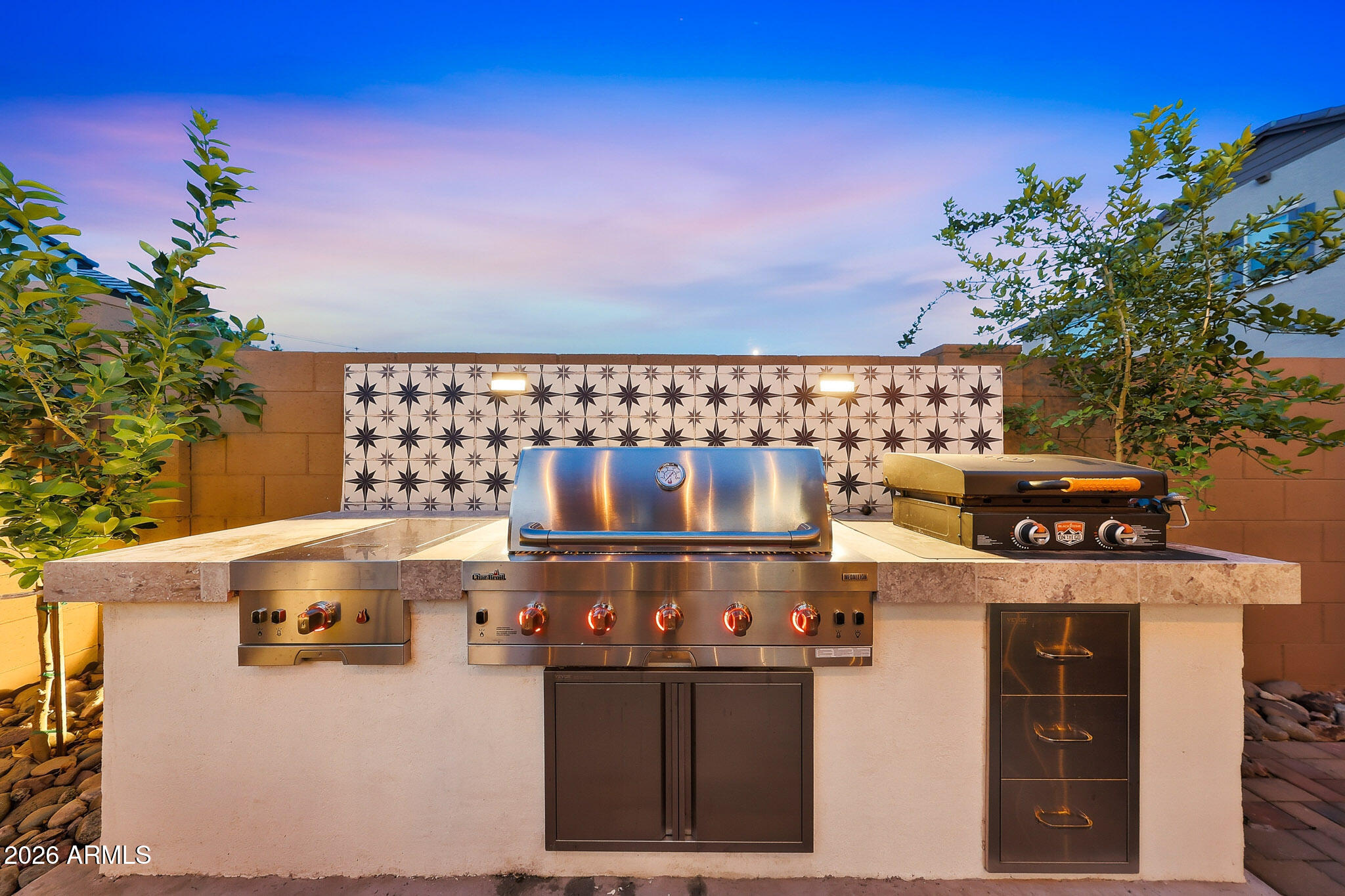 2208 E PALMDALE Lane