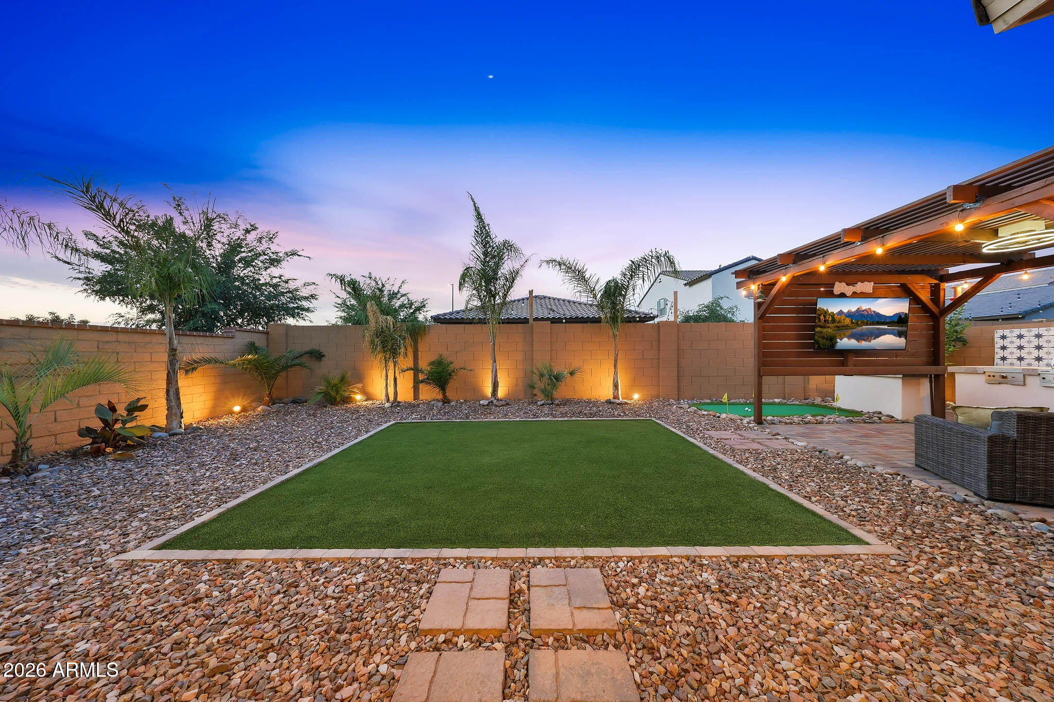 2208 E PALMDALE Lane